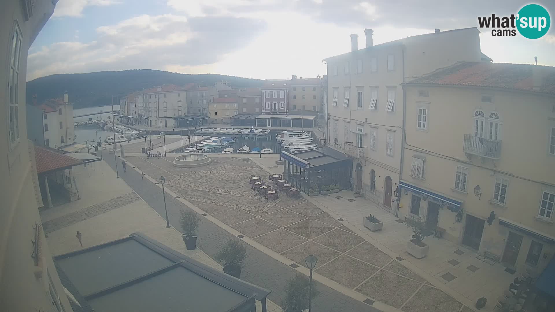 Web kamera Grad Cres – glavni trg i “mandrač” – otok Cres