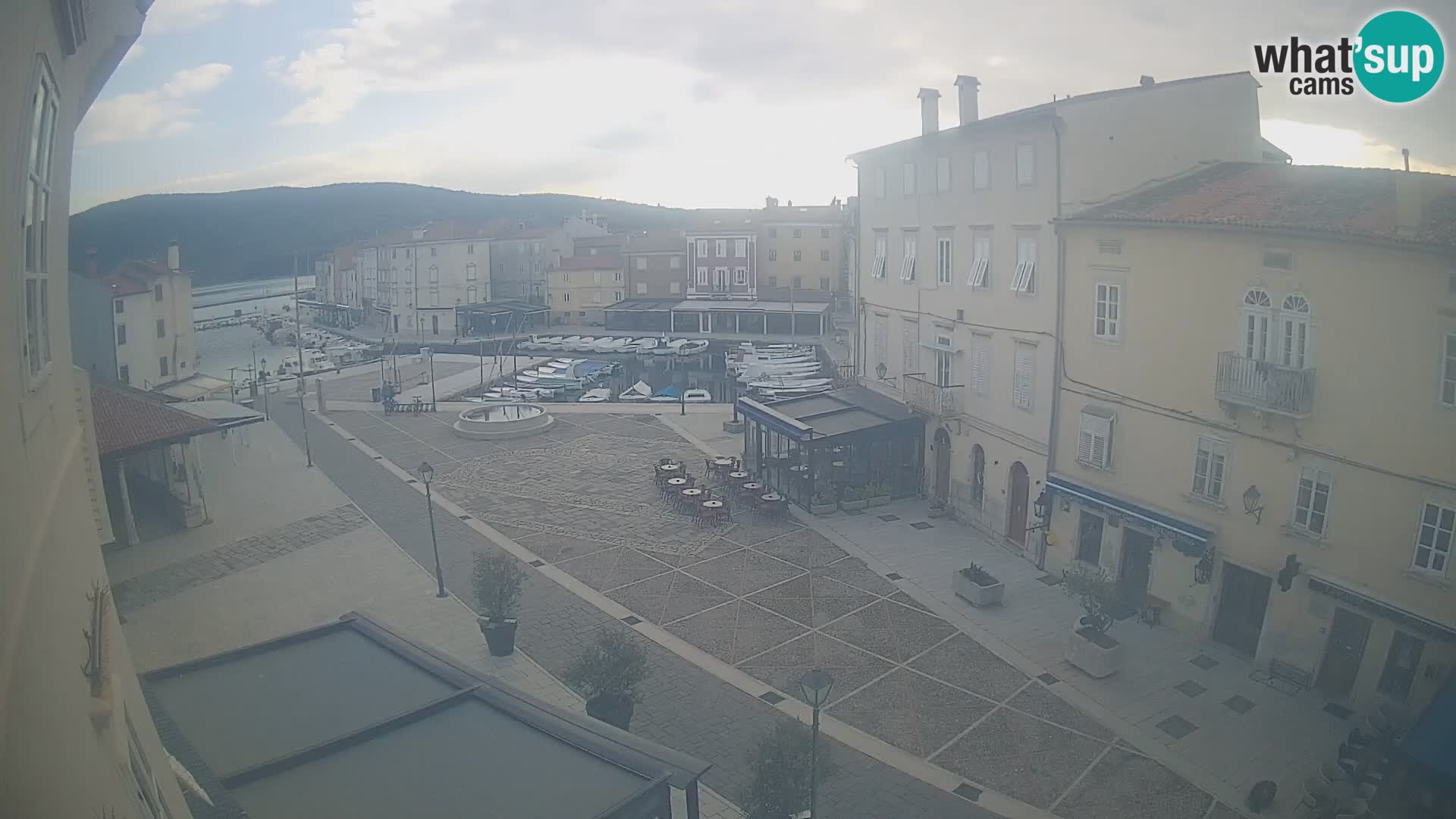 Kamera v ŽIVO Cres mesto – glavni trg in “mandrač” – otok Cres – Hrvaška