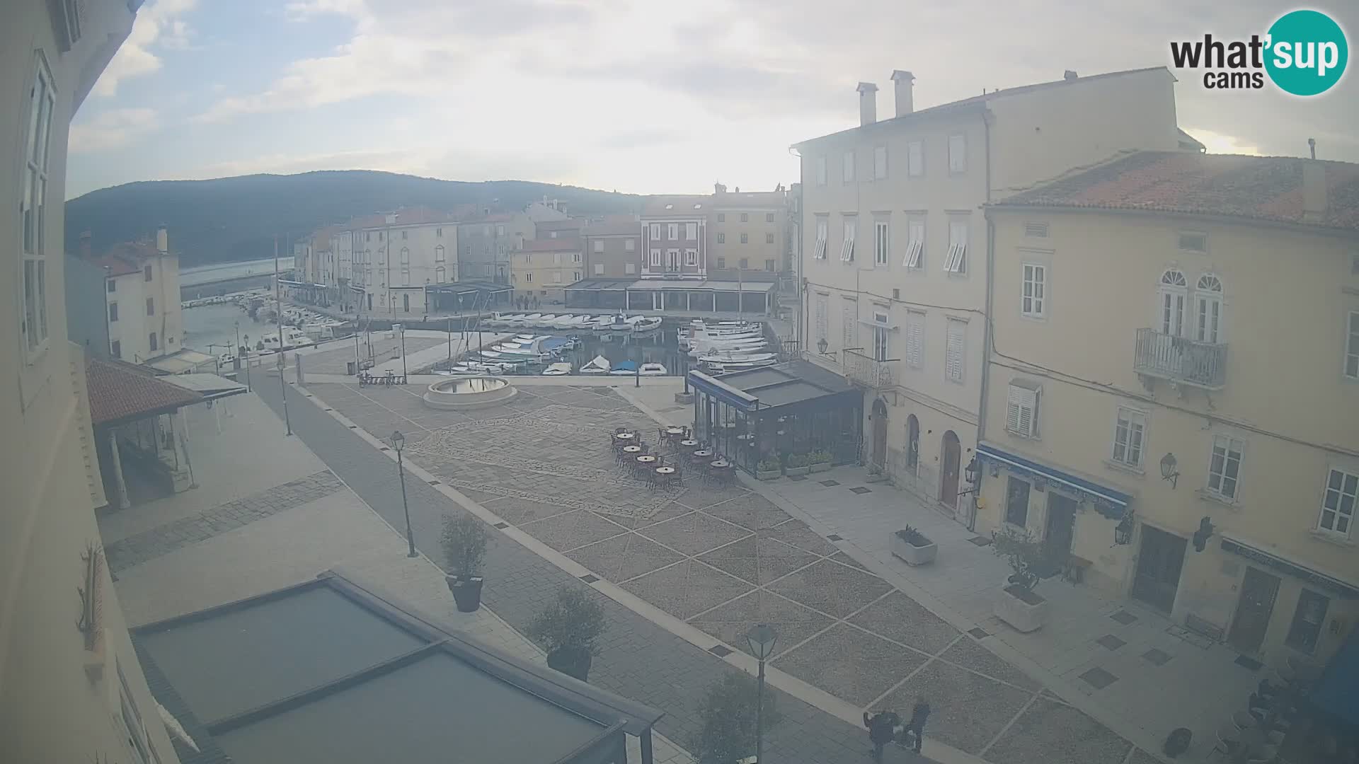 Kamera v ŽIVO Cres mesto – glavni trg in “mandrač” – otok Cres – Hrvaška