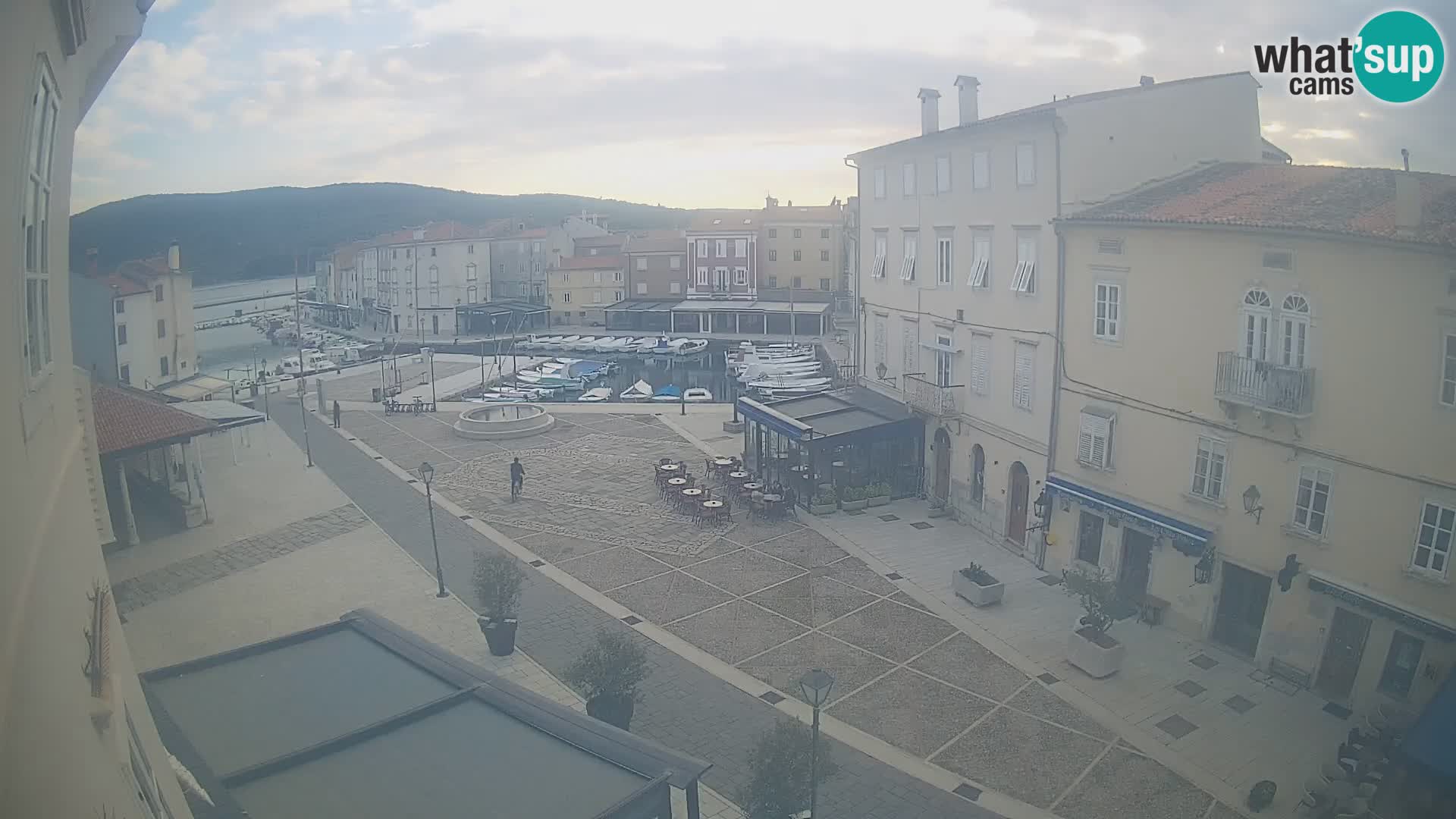 V ŽIVO spletna kamera Cres mesto – glavni trg in “mandrač” – otok Cres – Hrvaška