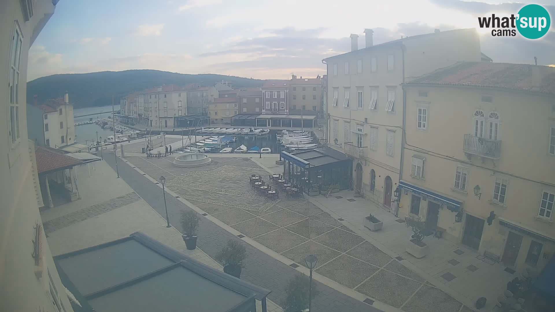 Kamera v ŽIVO Cres mesto – glavni trg in “mandrač” – otok Cres – Hrvaška