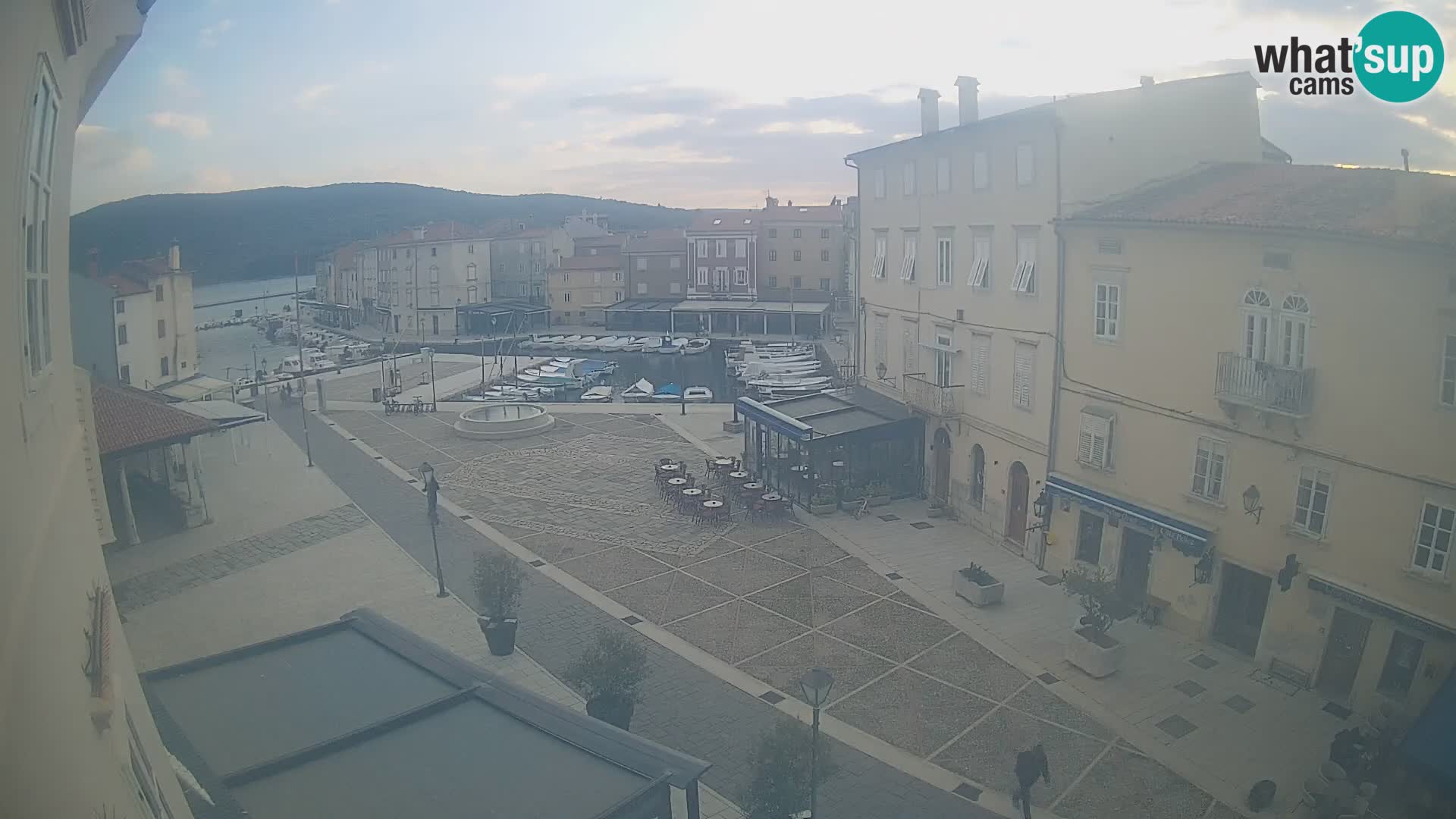 LIVE cam Cres city – place principale et “mandrač” – île de Cres – Croatie
