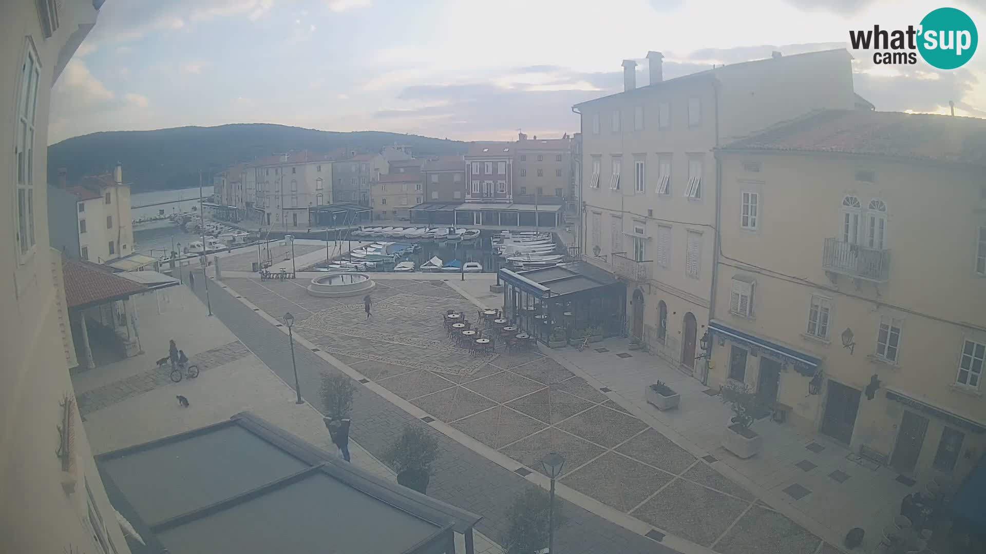 Web kamera Grad Cres – glavni trg i “mandrač” – otok Cres