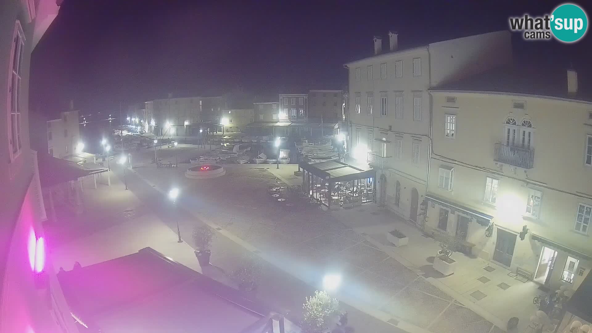 Web kamera Grad Cres – glavni trg i “mandrač” – otok Cres