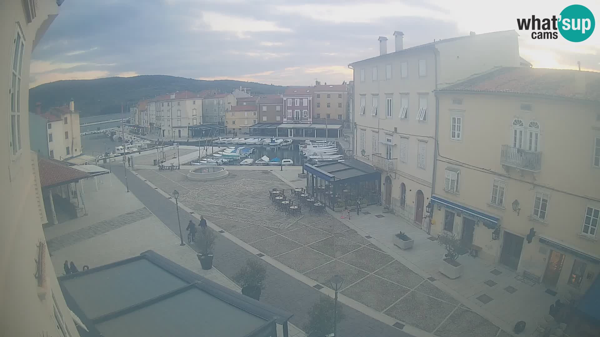Cámara en vivo ciudad de Cres – plaza principal y “mandrač” – isla de Cres – Croacia