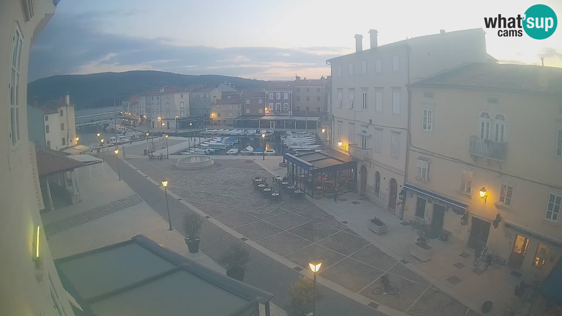 LIVE cam Cres city – place principale et “mandrač” – île de Cres – Croatie