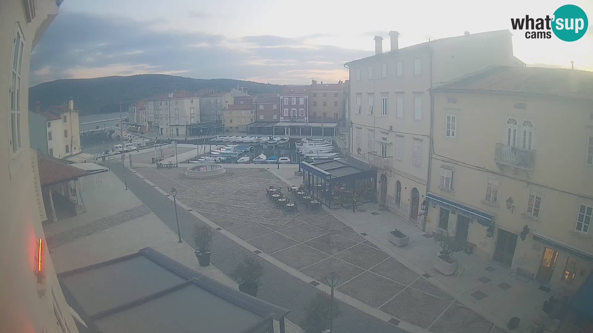 LIVE cam Cres city – place principale et “mandrač” – île de Cres – Croatie