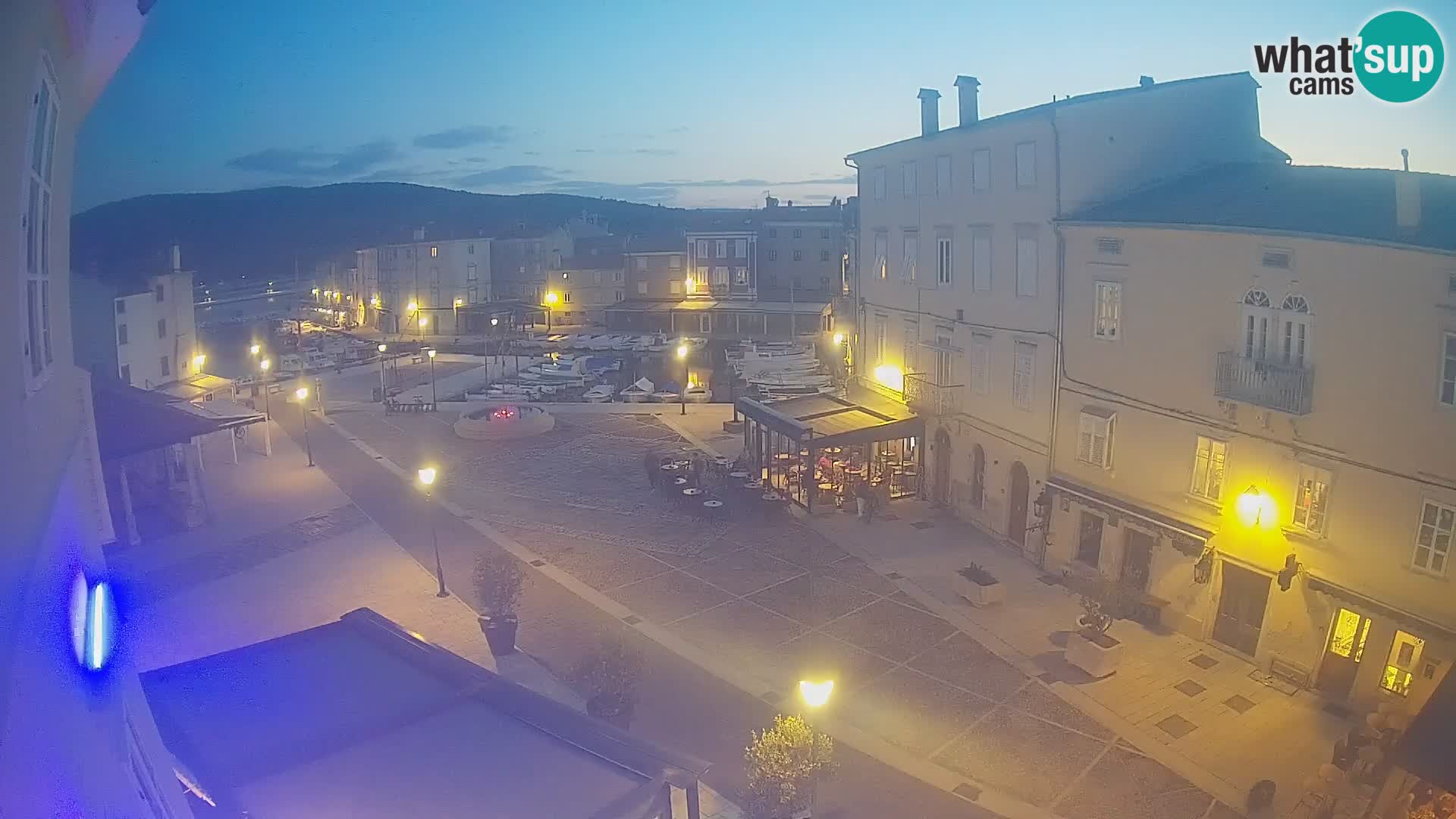 Web kamera Grad Cres – glavni trg i “mandrač” – otok Cres