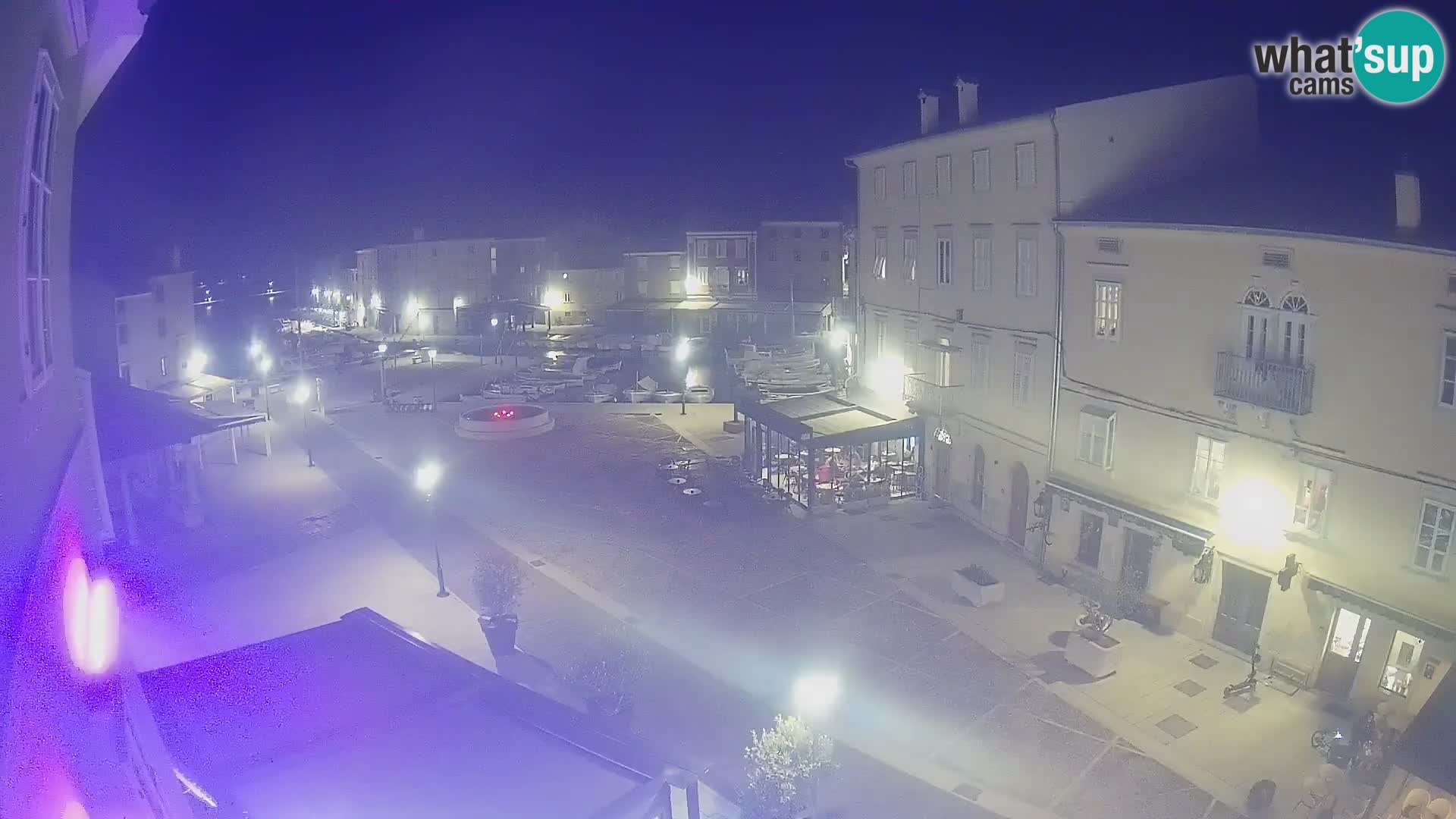 Kamera v ŽIVO Cres mesto – glavni trg in “mandrač” – otok Cres – Hrvaška