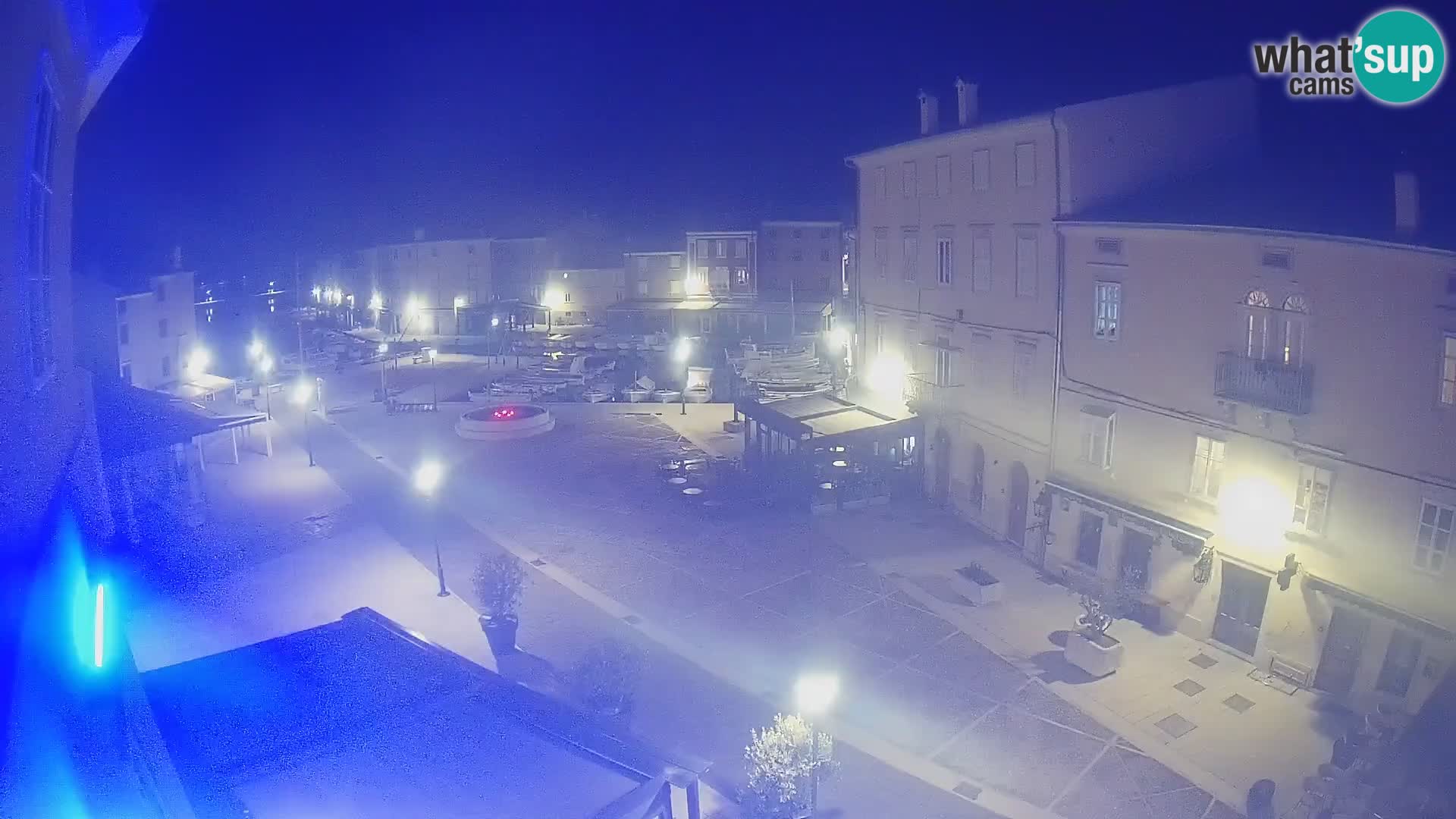 V ŽIVO spletna kamera Cres mesto – glavni trg in “mandrač” – otok Cres – Hrvaška