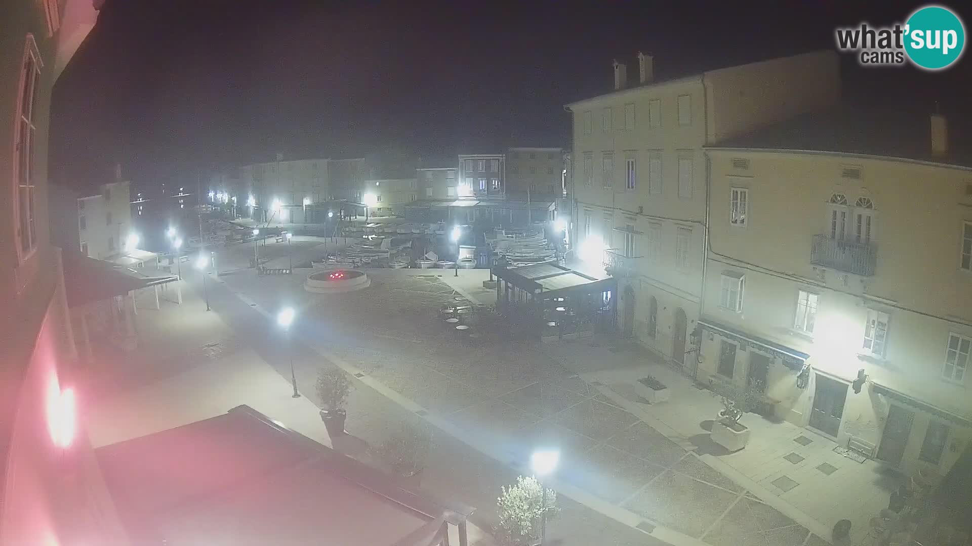 V ŽIVO spletna kamera Cres mesto – glavni trg in “mandrač” – otok Cres – Hrvaška