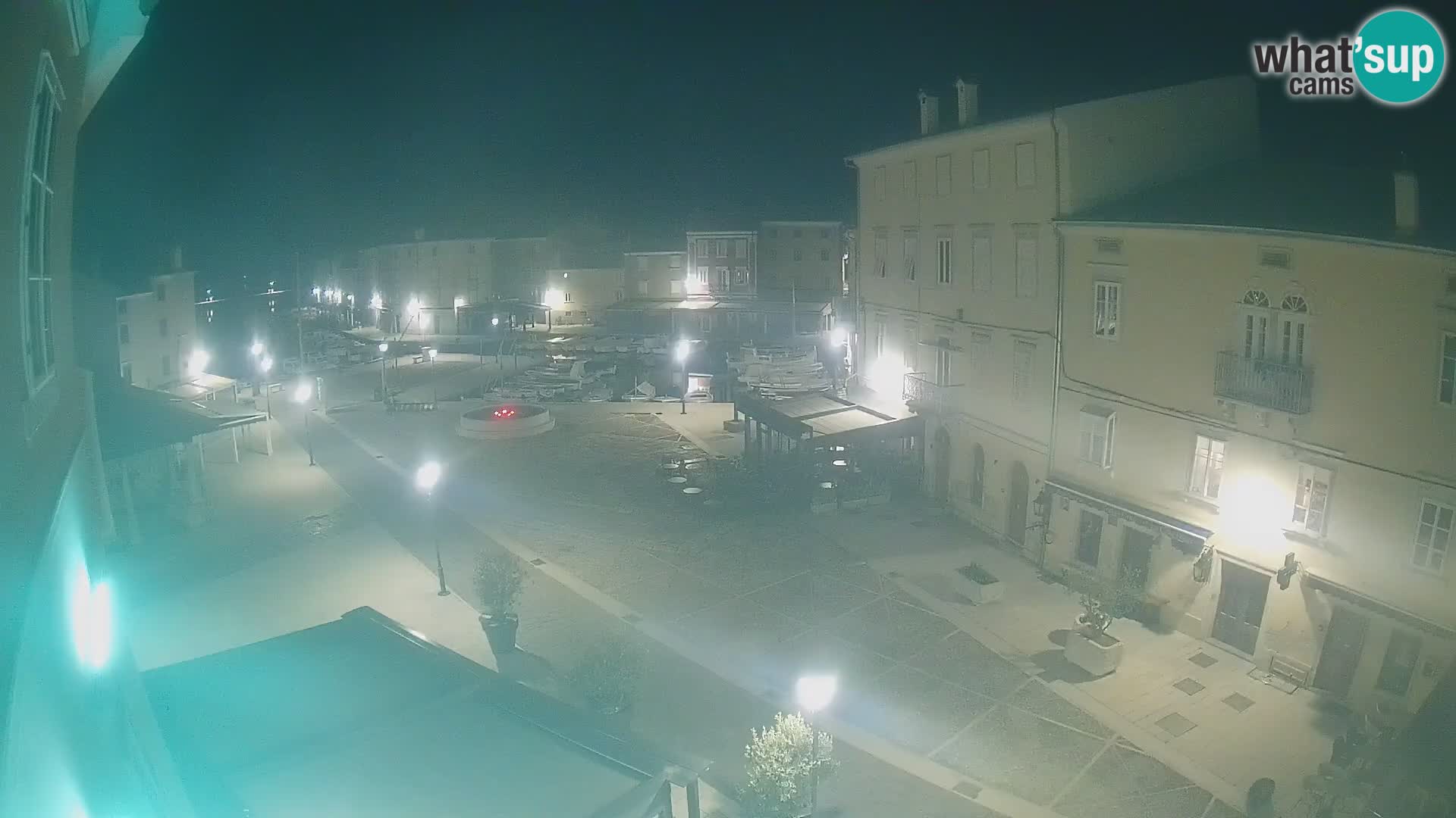 Web kamera Grad Cres – glavni trg i “mandrač” – otok Cres