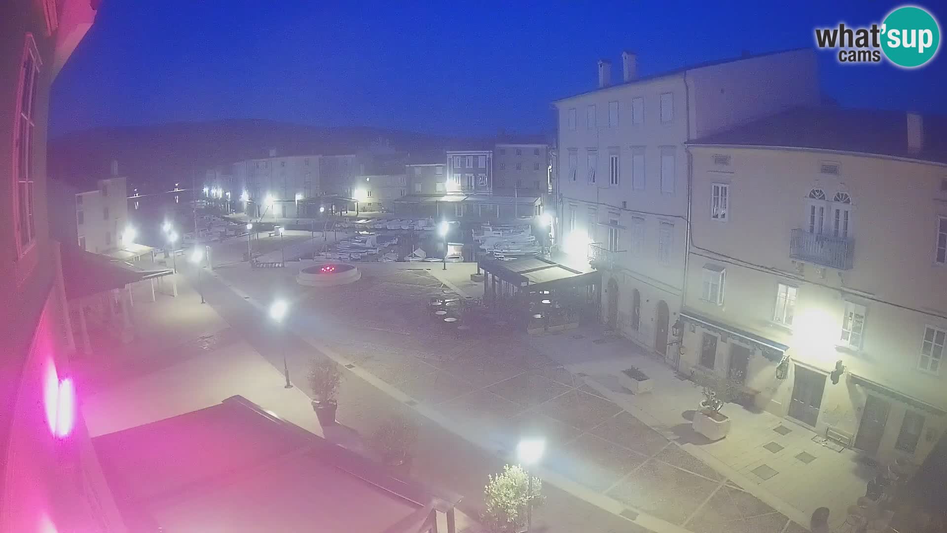 V ŽIVO spletna kamera Cres mesto – glavni trg in “mandrač” – otok Cres – Hrvaška