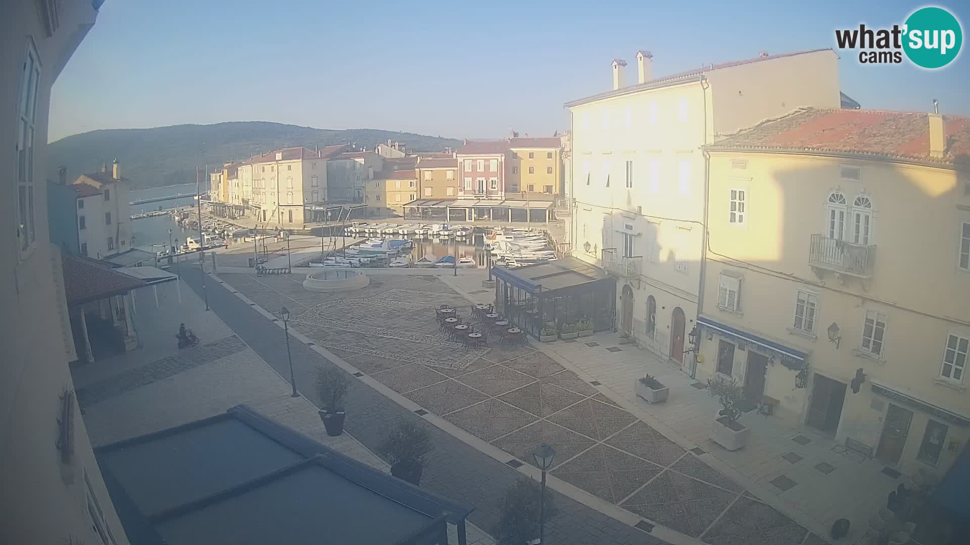 V ŽIVO spletna kamera Cres mesto – glavni trg in “mandrač” – otok Cres – Hrvaška