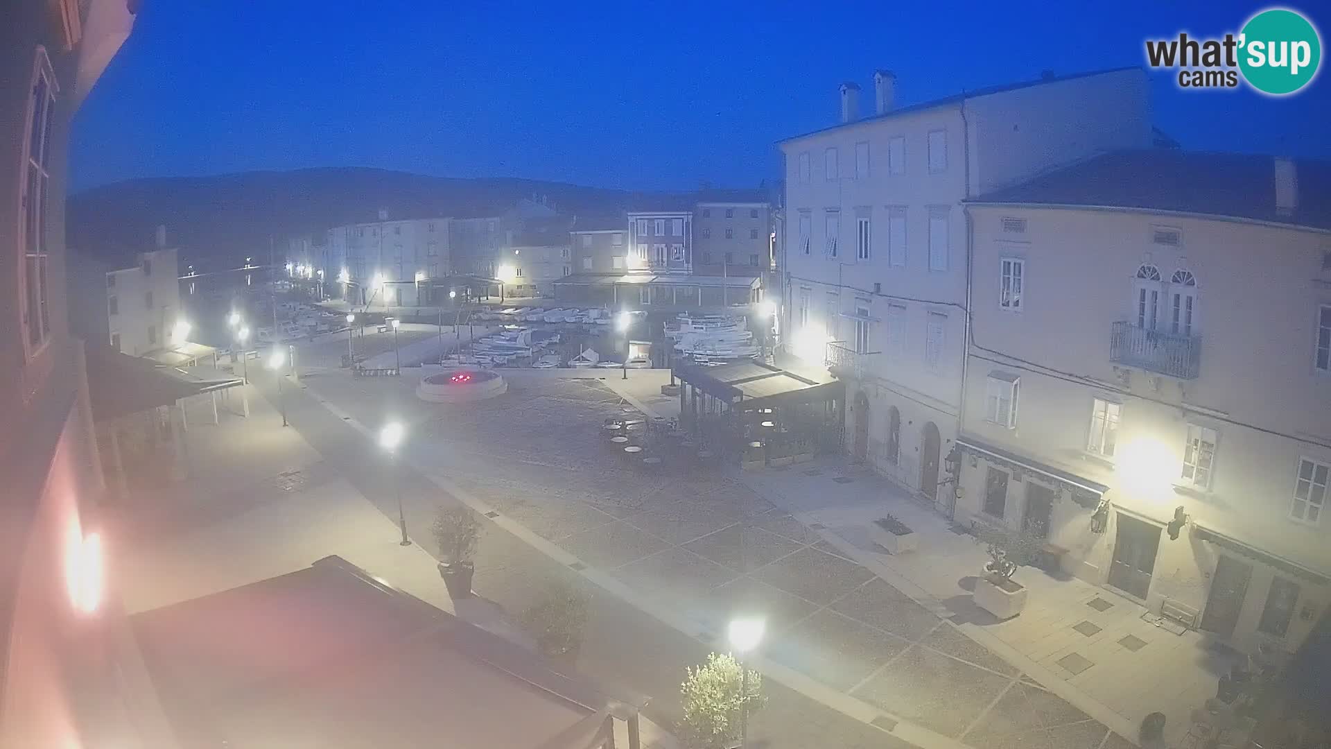 V ŽIVO spletna kamera Cres mesto – glavni trg in “mandrač” – otok Cres – Hrvaška