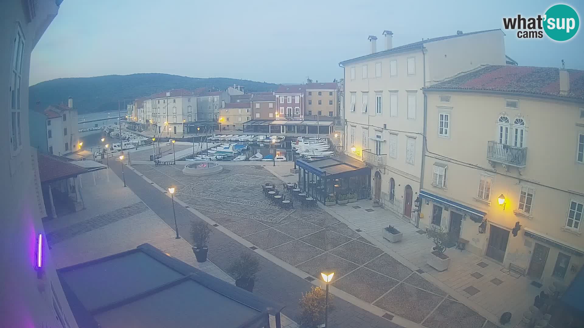 V ŽIVO spletna kamera Cres mesto – glavni trg in “mandrač” – otok Cres – Hrvaška