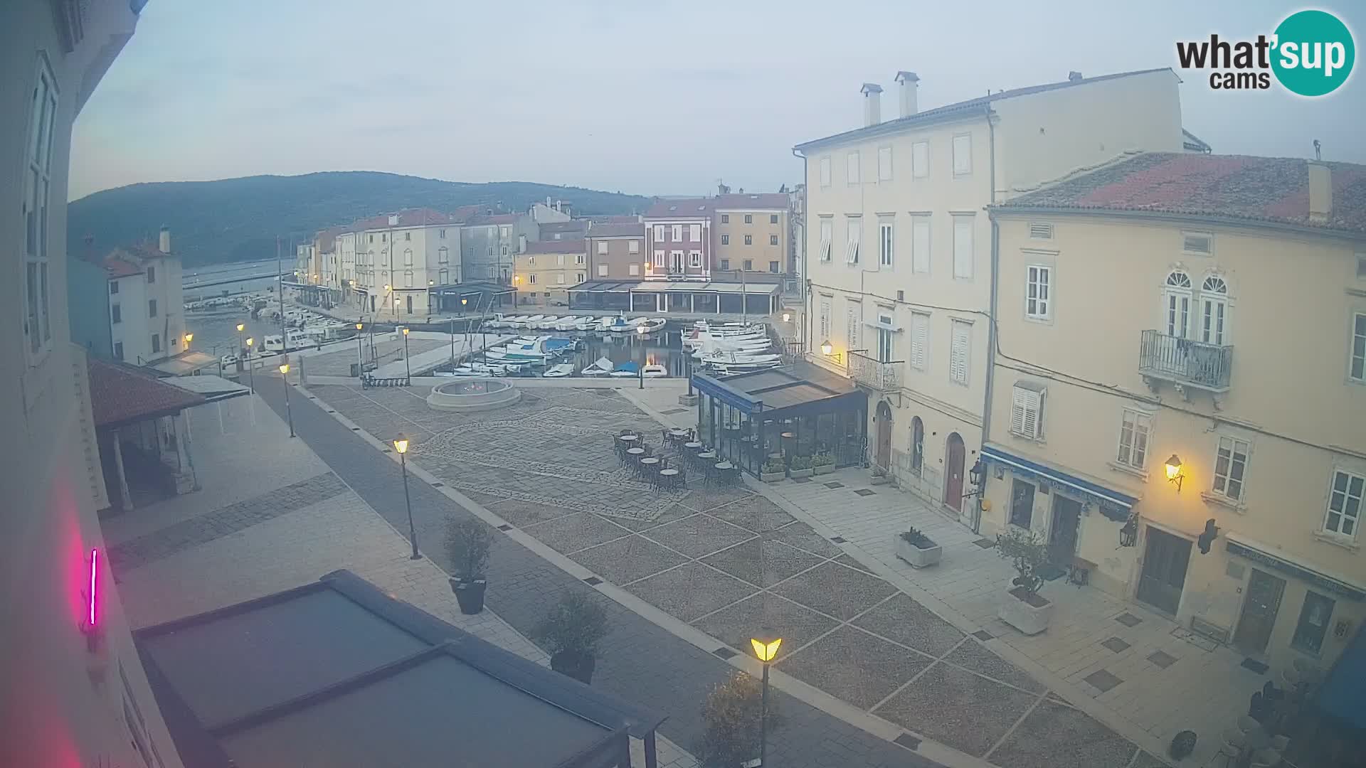 Web kamera Grad Cres – glavni trg i “mandrač” – otok Cres