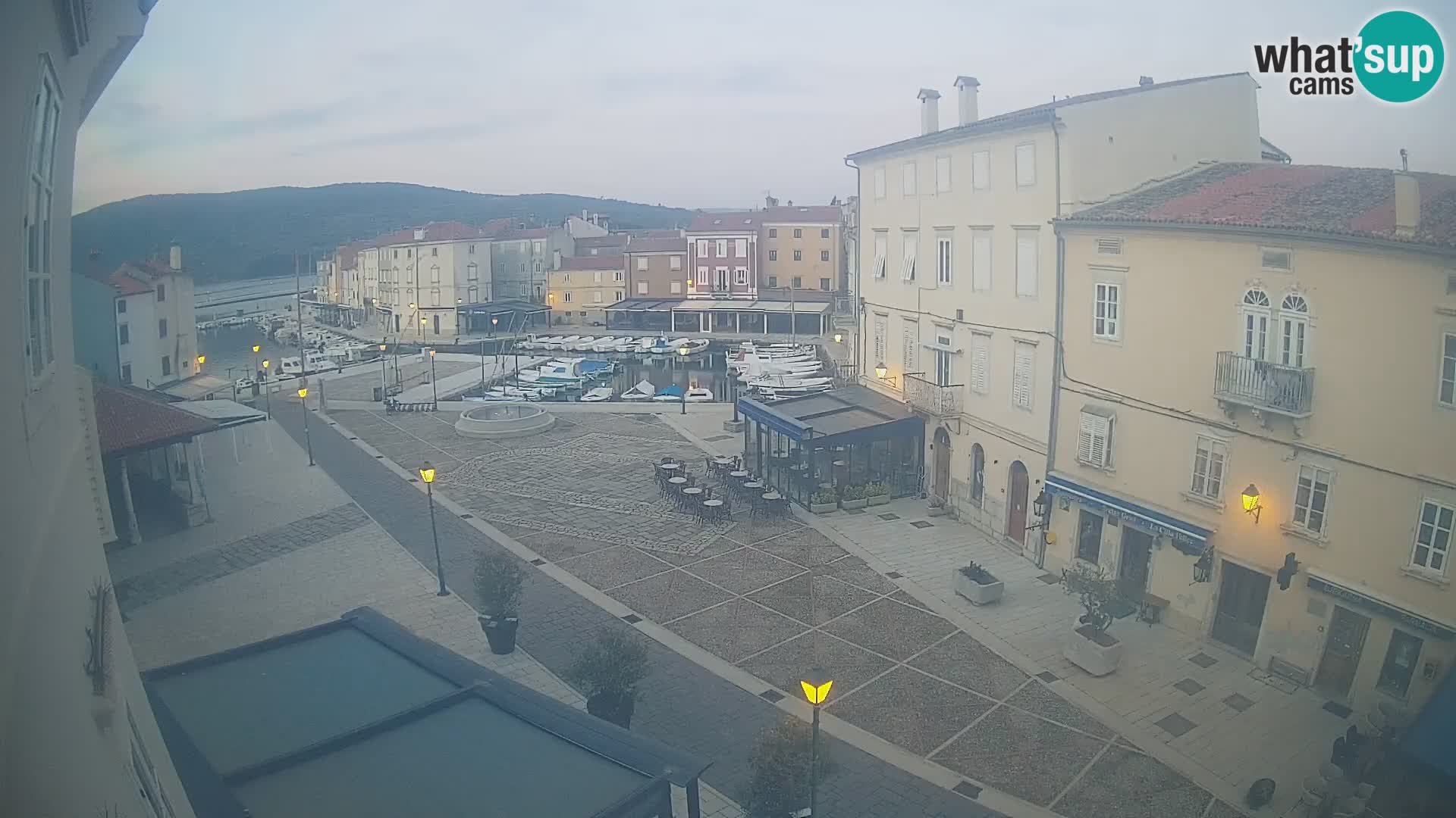LIVE cam Cres city – place principale et “mandrač” – île de Cres – Croatie