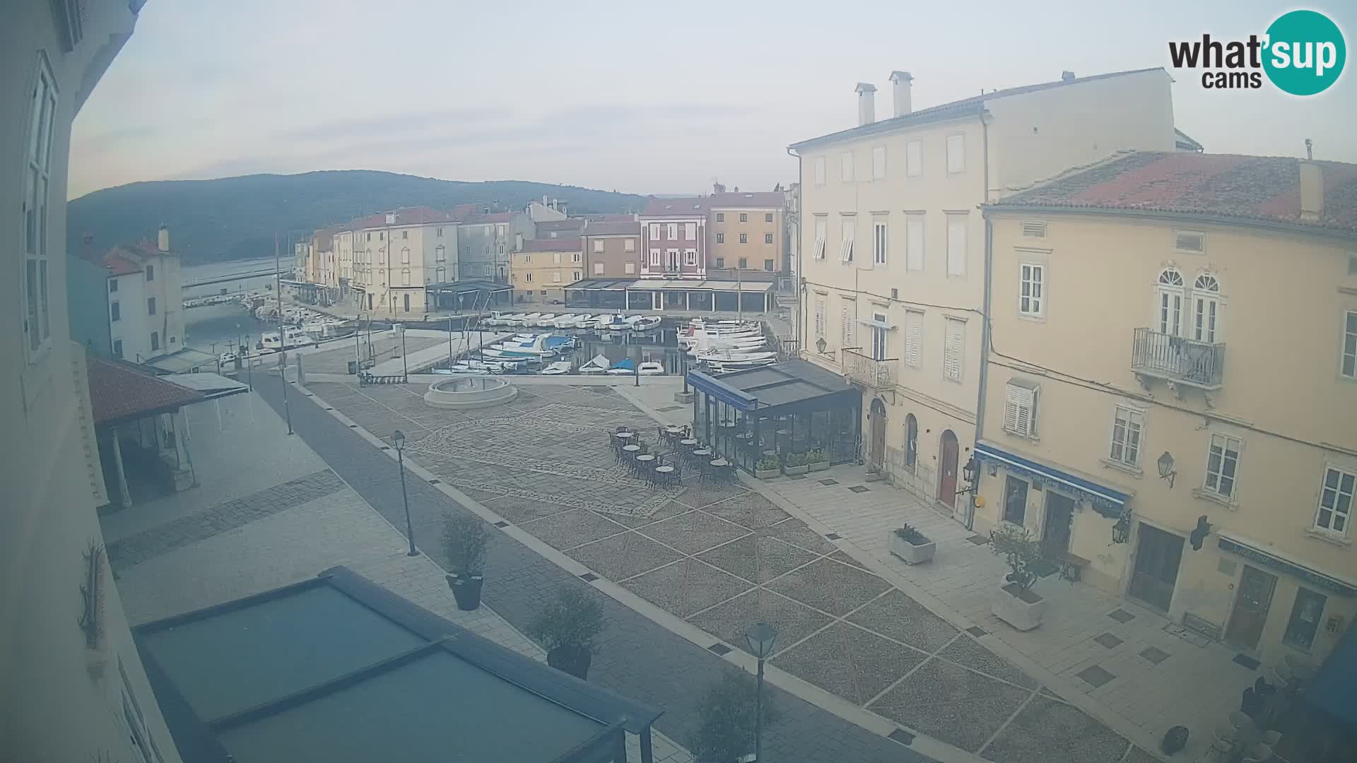 LIVE cam Cres città – piazza principale e “mandrač” – isola di Cherso – Croazia