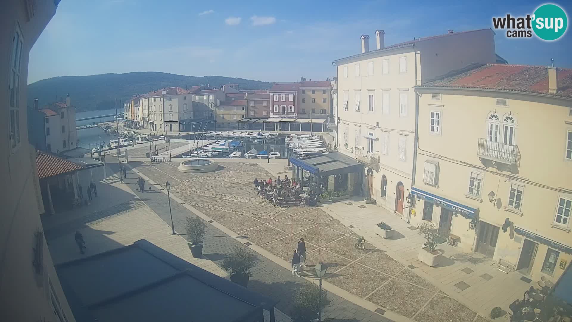 Cámara en vivo ciudad de Cres – plaza principal y “mandrač” – isla de Cres – Croacia