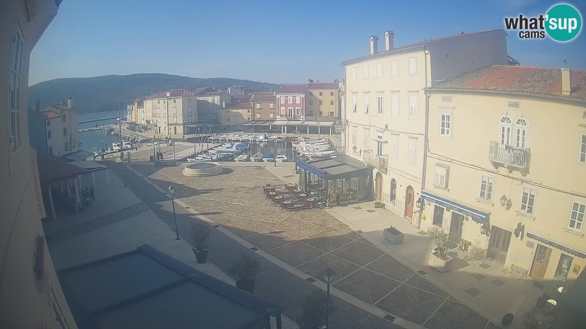 Web kamera Grad Cres – glavni trg i “mandrač” – otok Cres