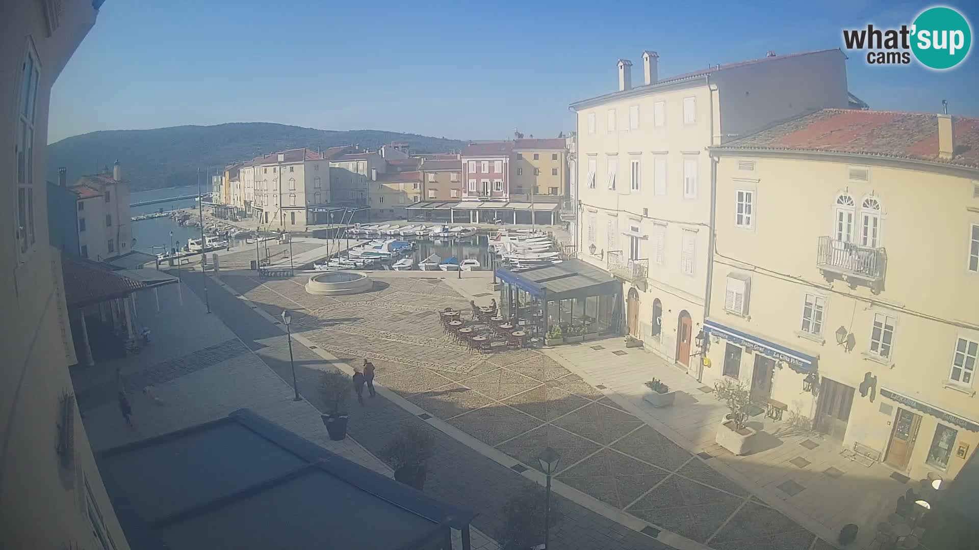 Web kamera Grad Cres – glavni trg i “mandrač” – otok Cres