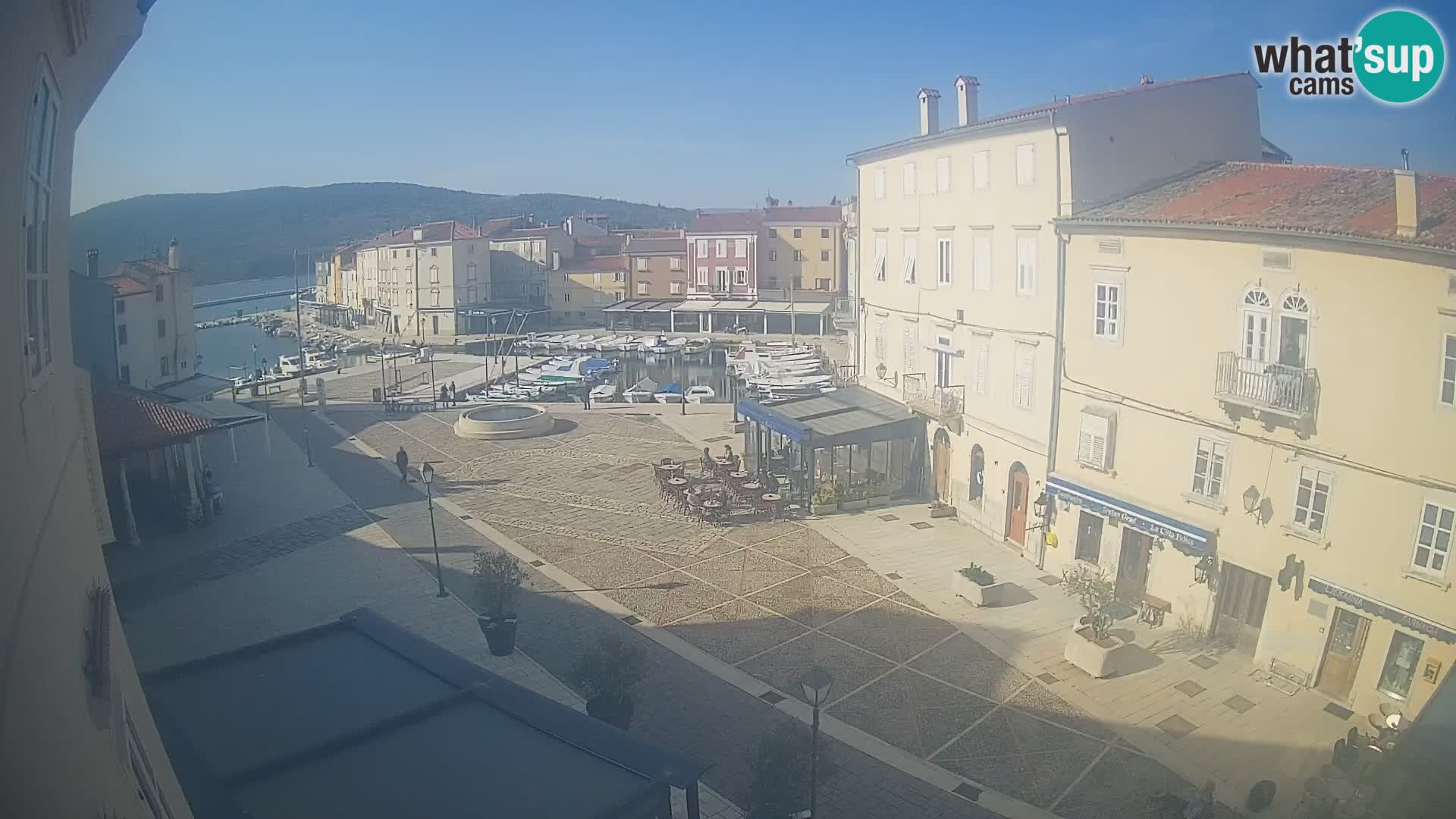 V ŽIVO spletna kamera Cres mesto – glavni trg in “mandrač” – otok Cres – Hrvaška