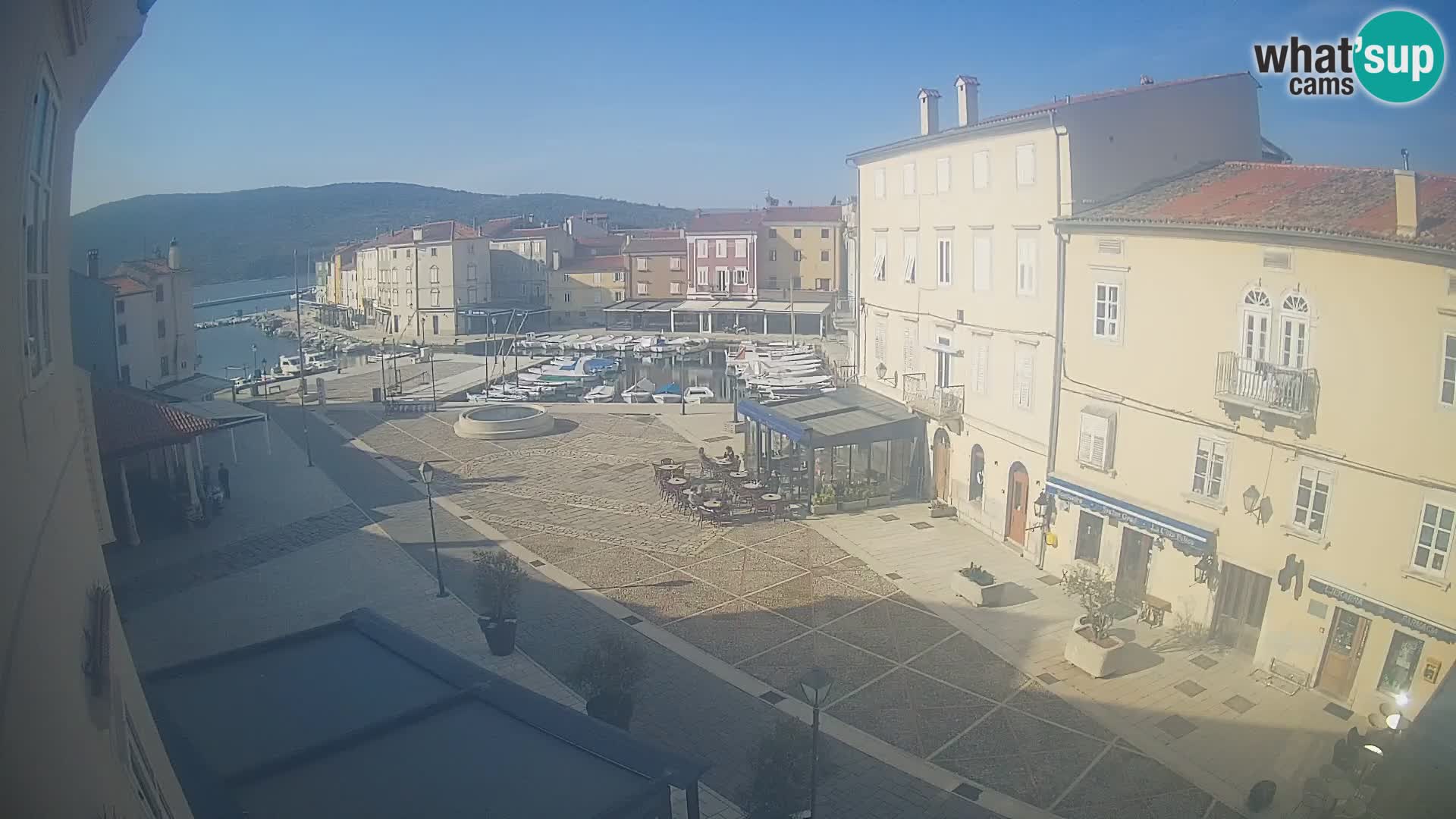 LIVE cam Cres city – place principale et “mandrač” – île de Cres – Croatie