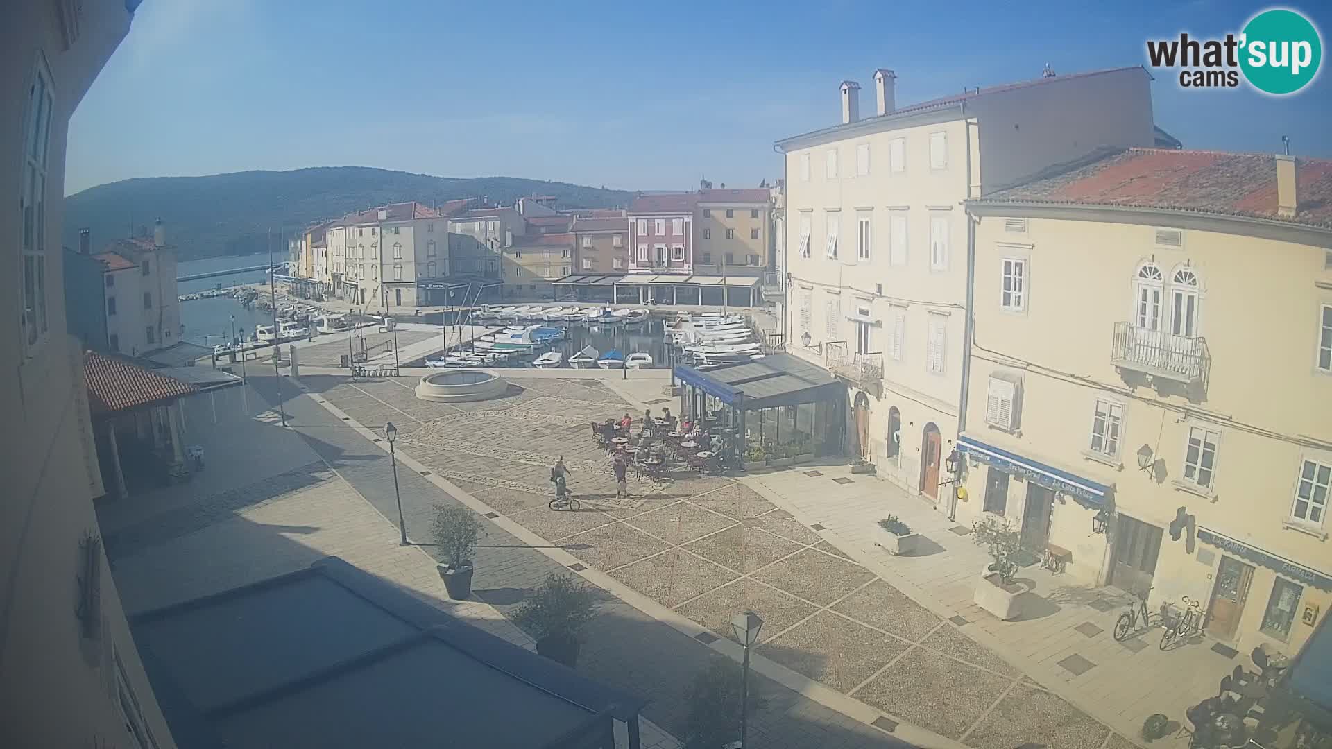 LIVE cam Cres city – place principale et “mandrač” – île de Cres – Croatie