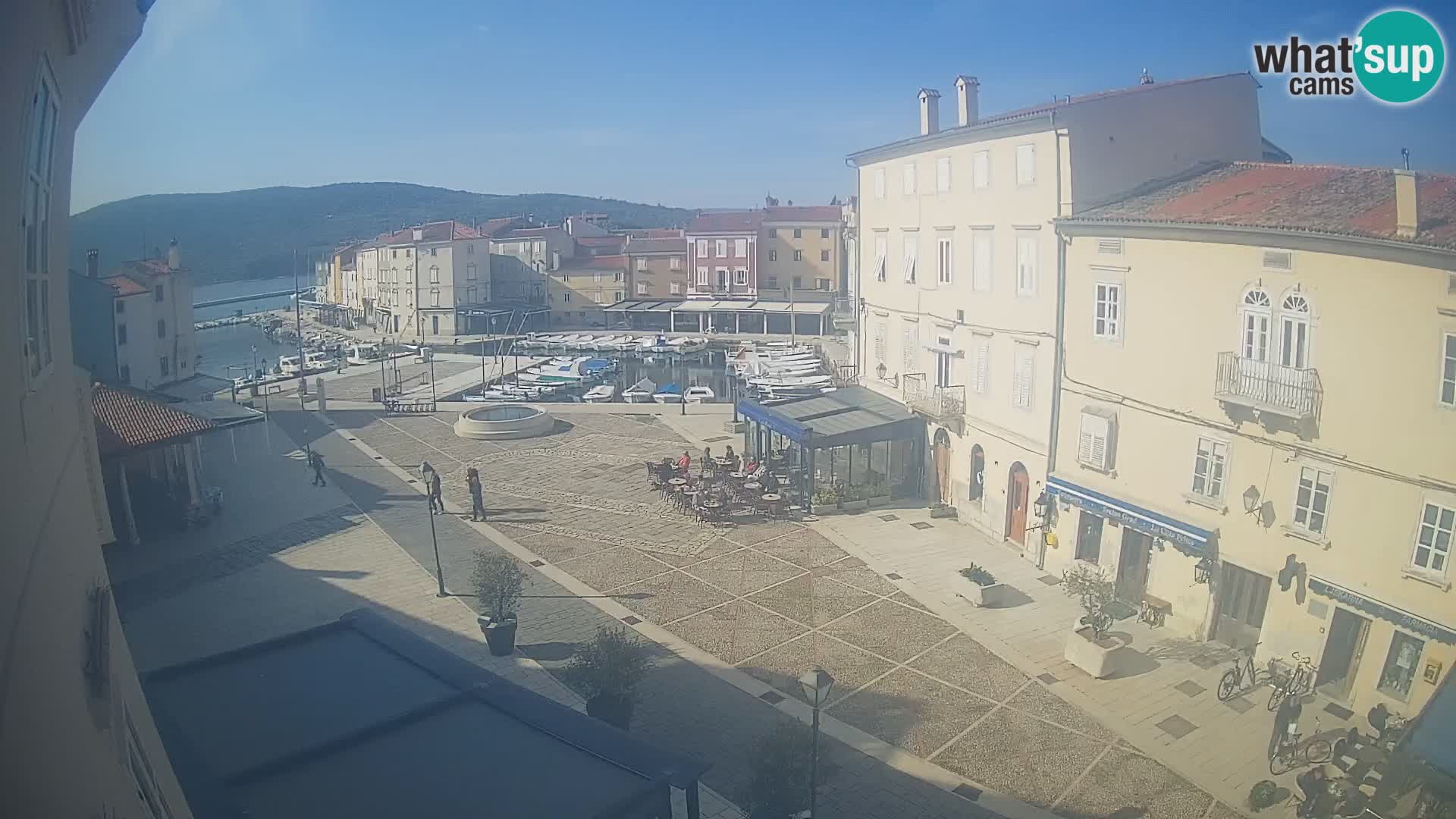 LIVE cam Cres city – place principale et “mandrač” – île de Cres – Croatie