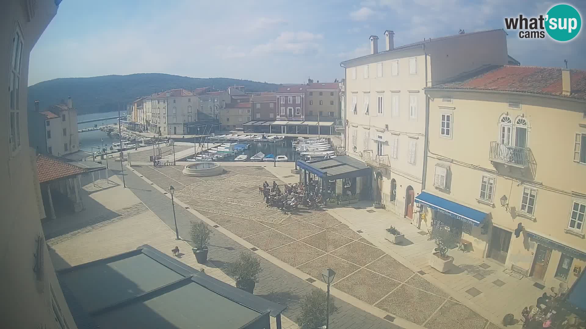 Cámara en vivo ciudad de Cres – plaza principal y “mandrač” – isla de Cres – Croacia