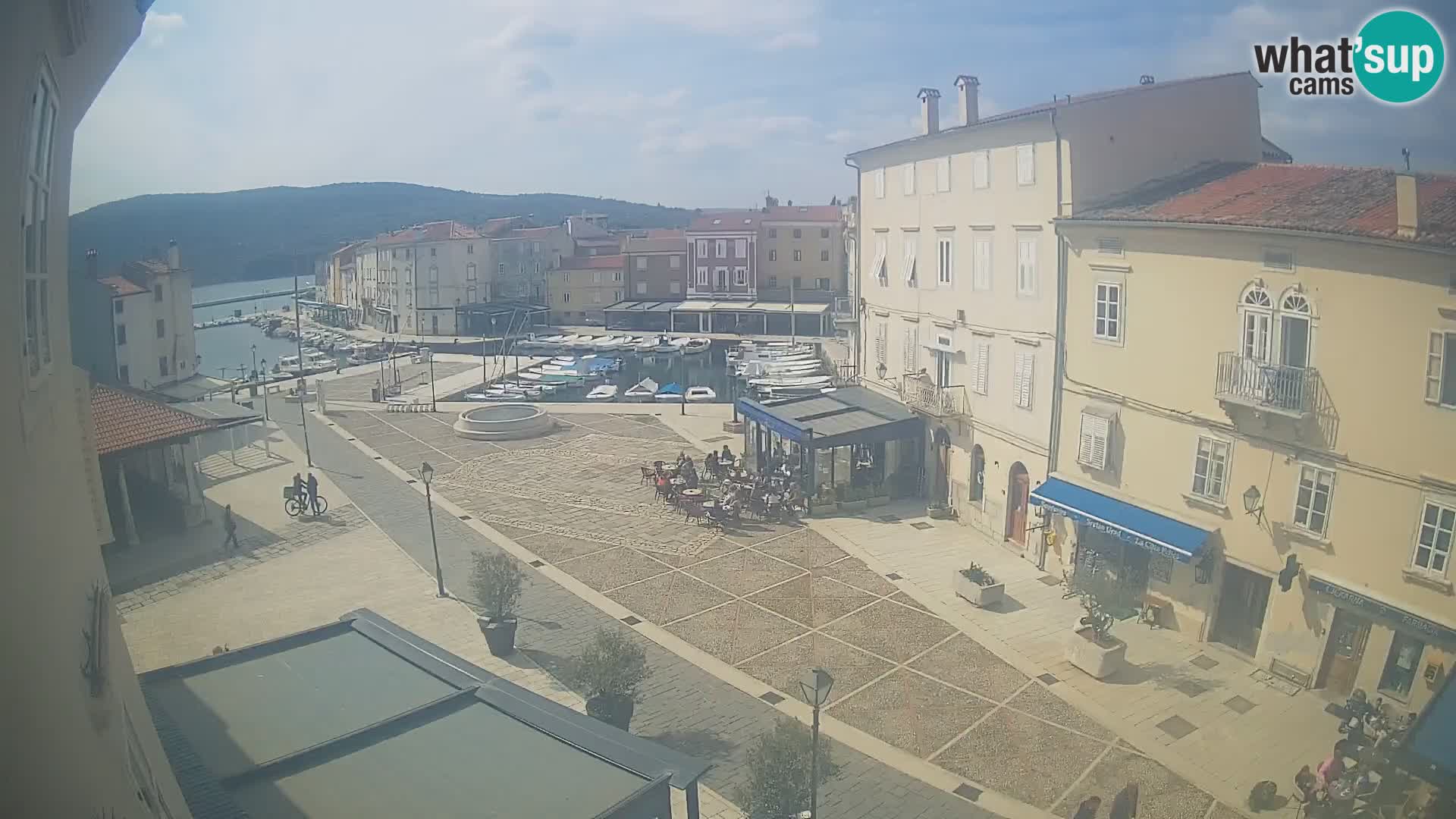 V ŽIVO spletna kamera Cres mesto – glavni trg in “mandrač” – otok Cres – Hrvaška