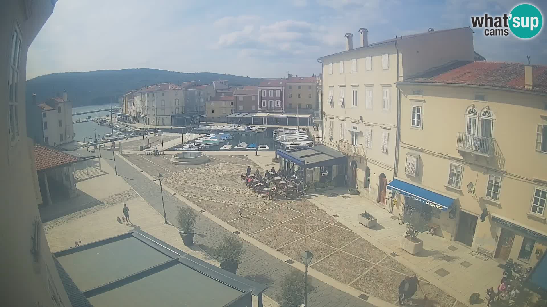 V ŽIVO spletna kamera Cres mesto – glavni trg in “mandrač” – otok Cres – Hrvaška