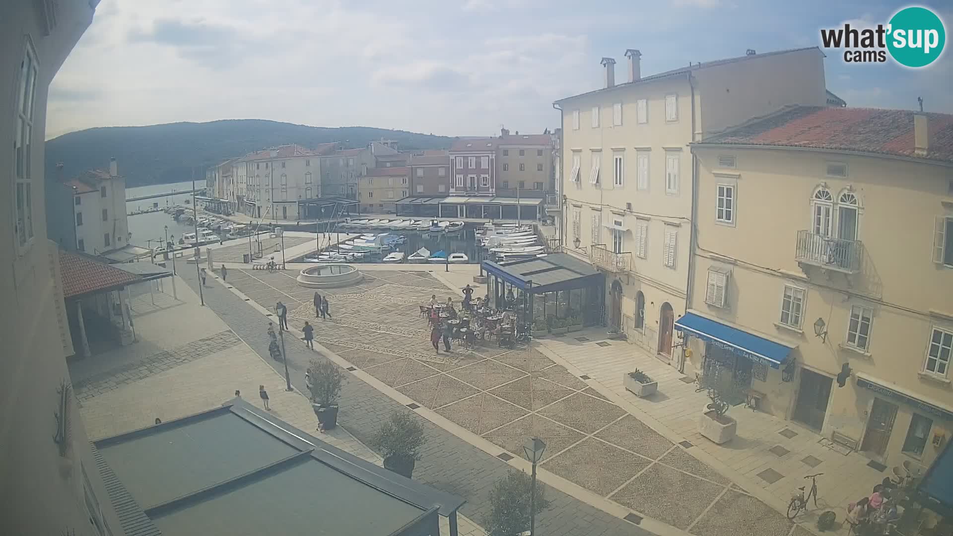 Kamera v ŽIVO Cres mesto – glavni trg in “mandrač” – otok Cres – Hrvaška