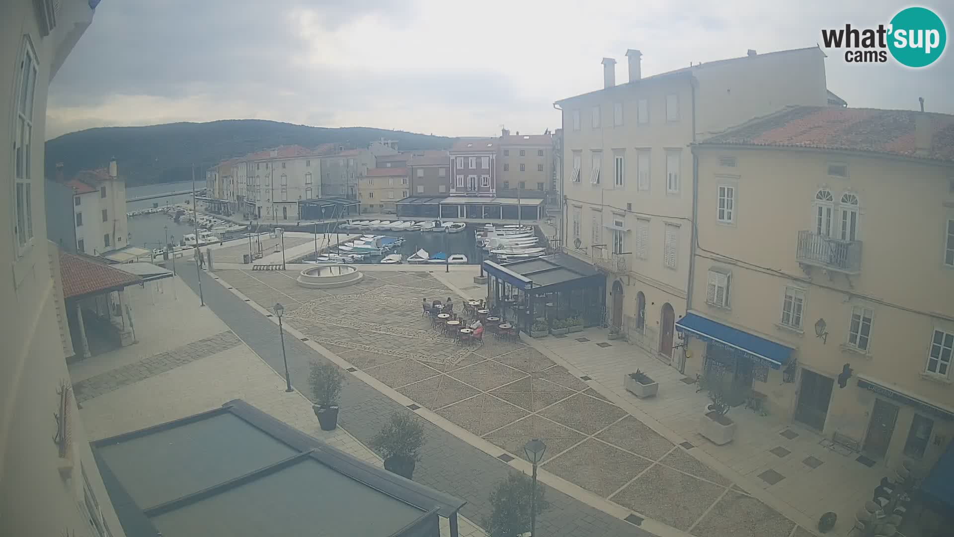 LIVE cam Cres city – place principale et “mandrač” – île de Cres – Croatie