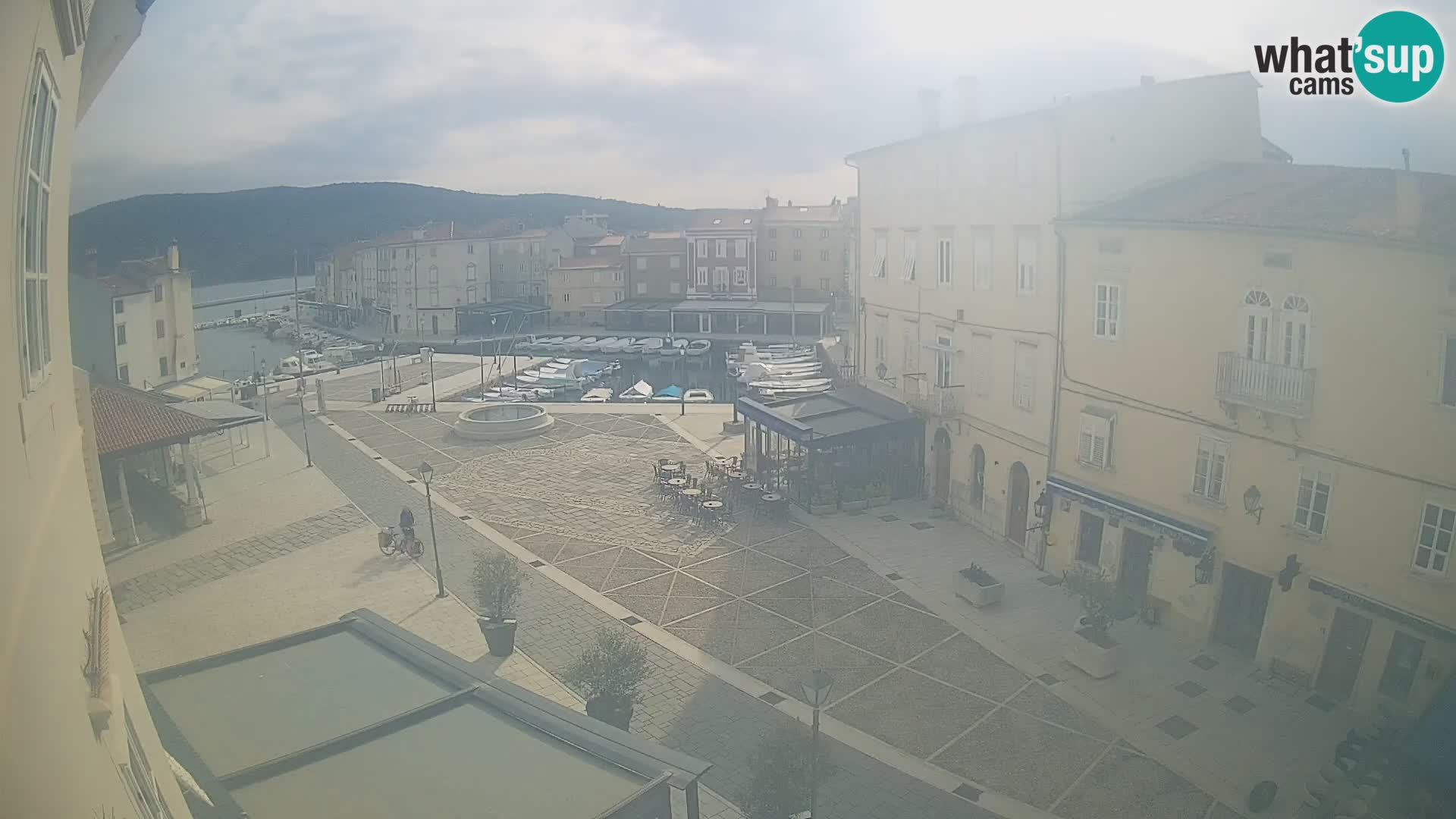 V ŽIVO spletna kamera Cres mesto – glavni trg in “mandrač” – otok Cres – Hrvaška