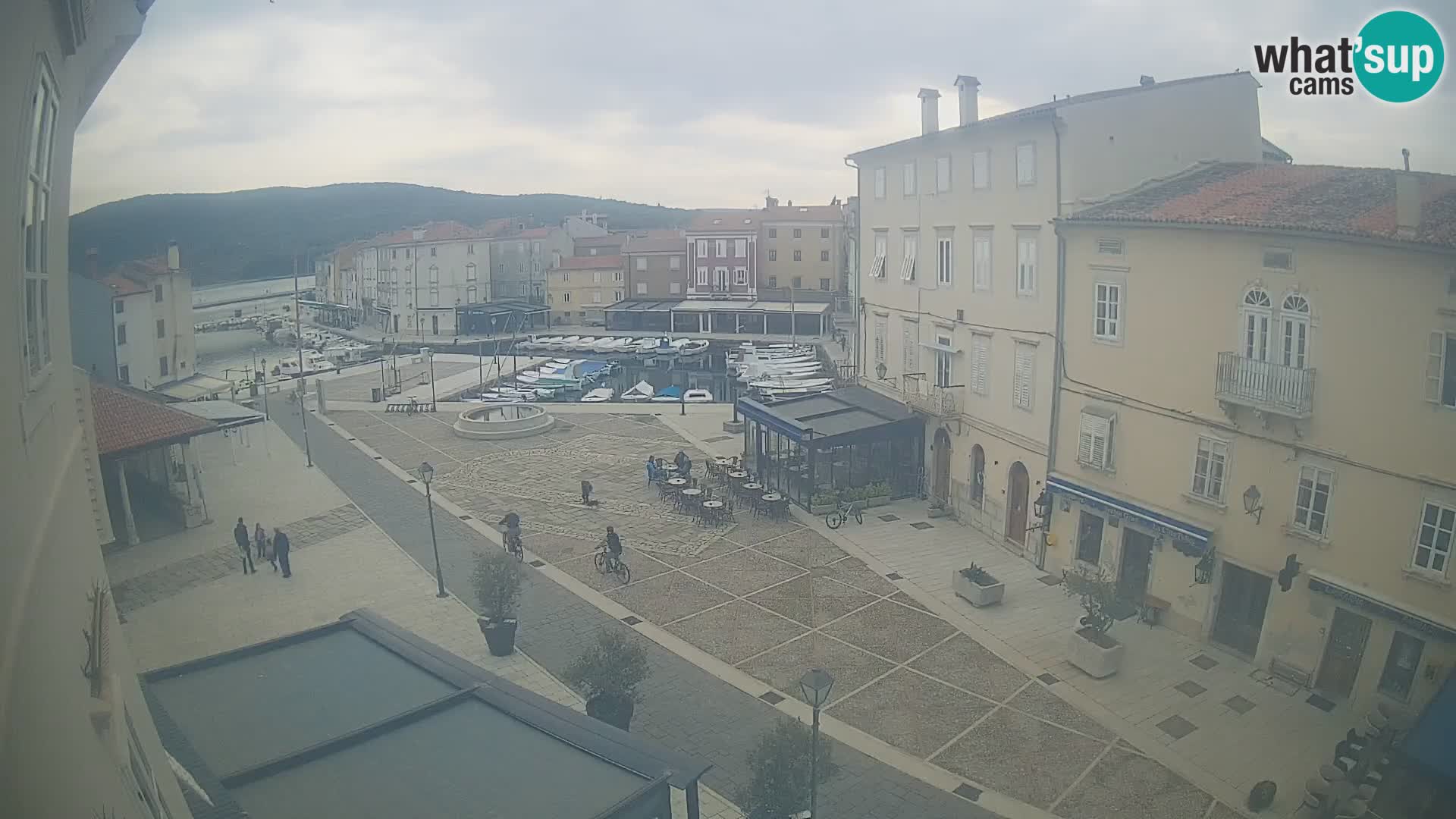 Web kamera Grad Cres – glavni trg i “mandrač” – otok Cres