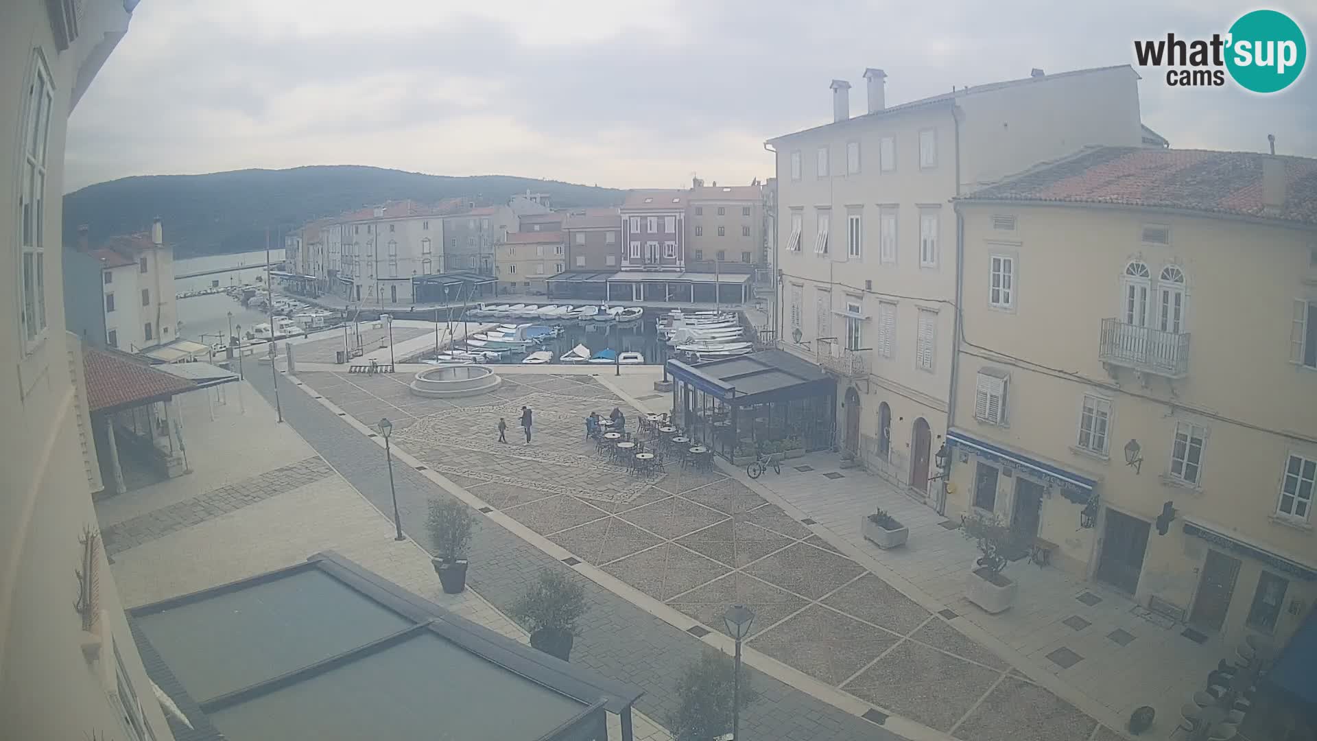 LIVE cam Cres city – place principale et “mandrač” – île de Cres – Croatie