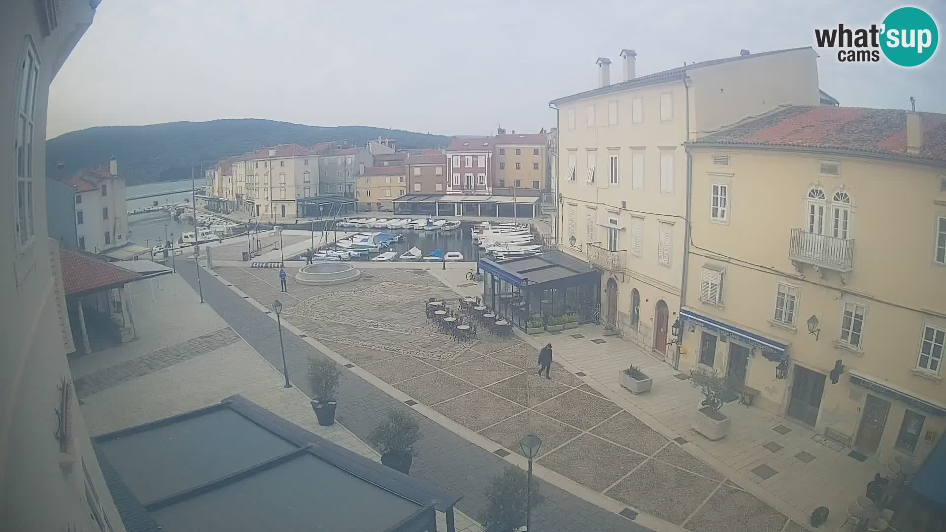 Web kamera Grad Cres – glavni trg i “mandrač” – otok Cres