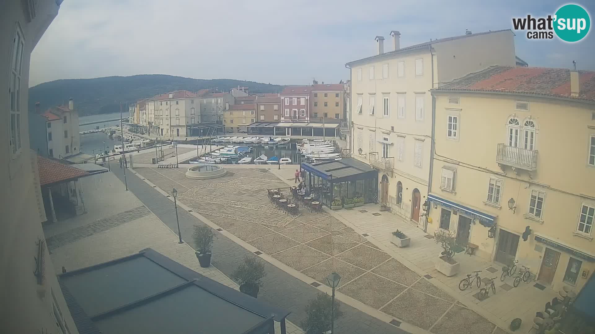 Web kamera Grad Cres – glavni trg i “mandrač” – otok Cres