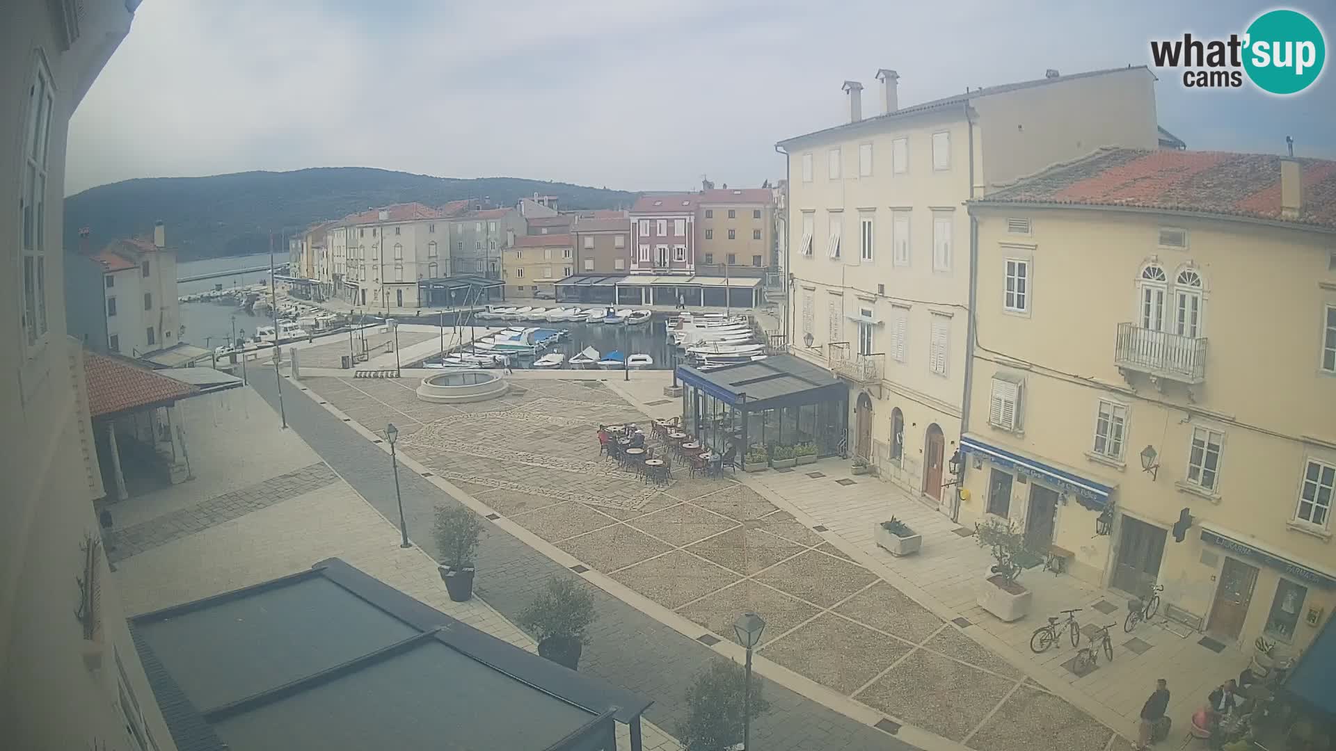 Web kamera Grad Cres – glavni trg i “mandrač” – otok Cres