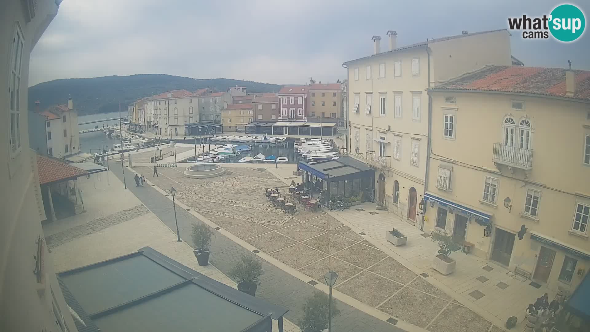 Web kamera Grad Cres – glavni trg i “mandrač” – otok Cres