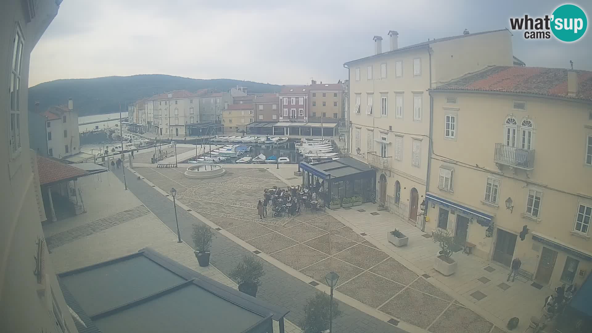 Web kamera Grad Cres – glavni trg i “mandrač” – otok Cres