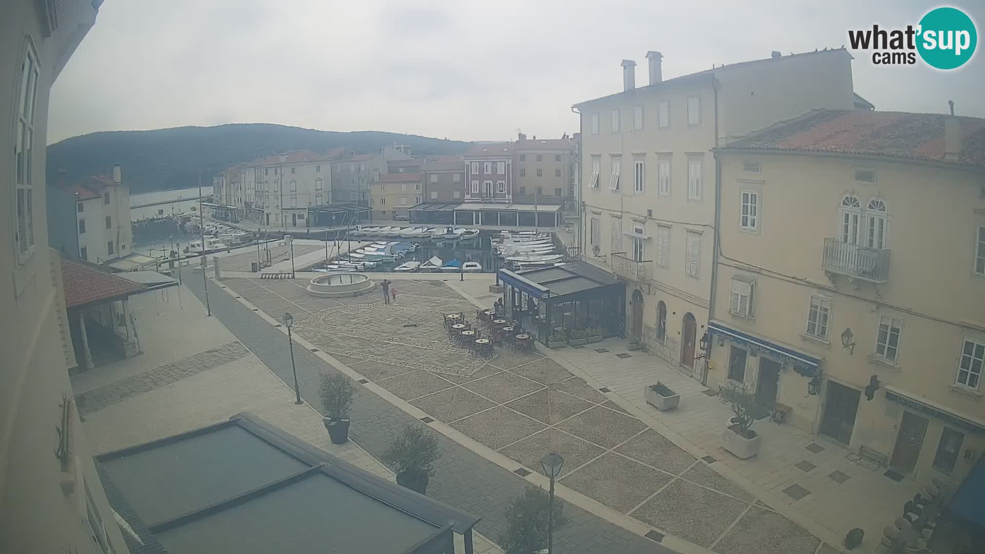 Web kamera Grad Cres – glavni trg i “mandrač” – otok Cres