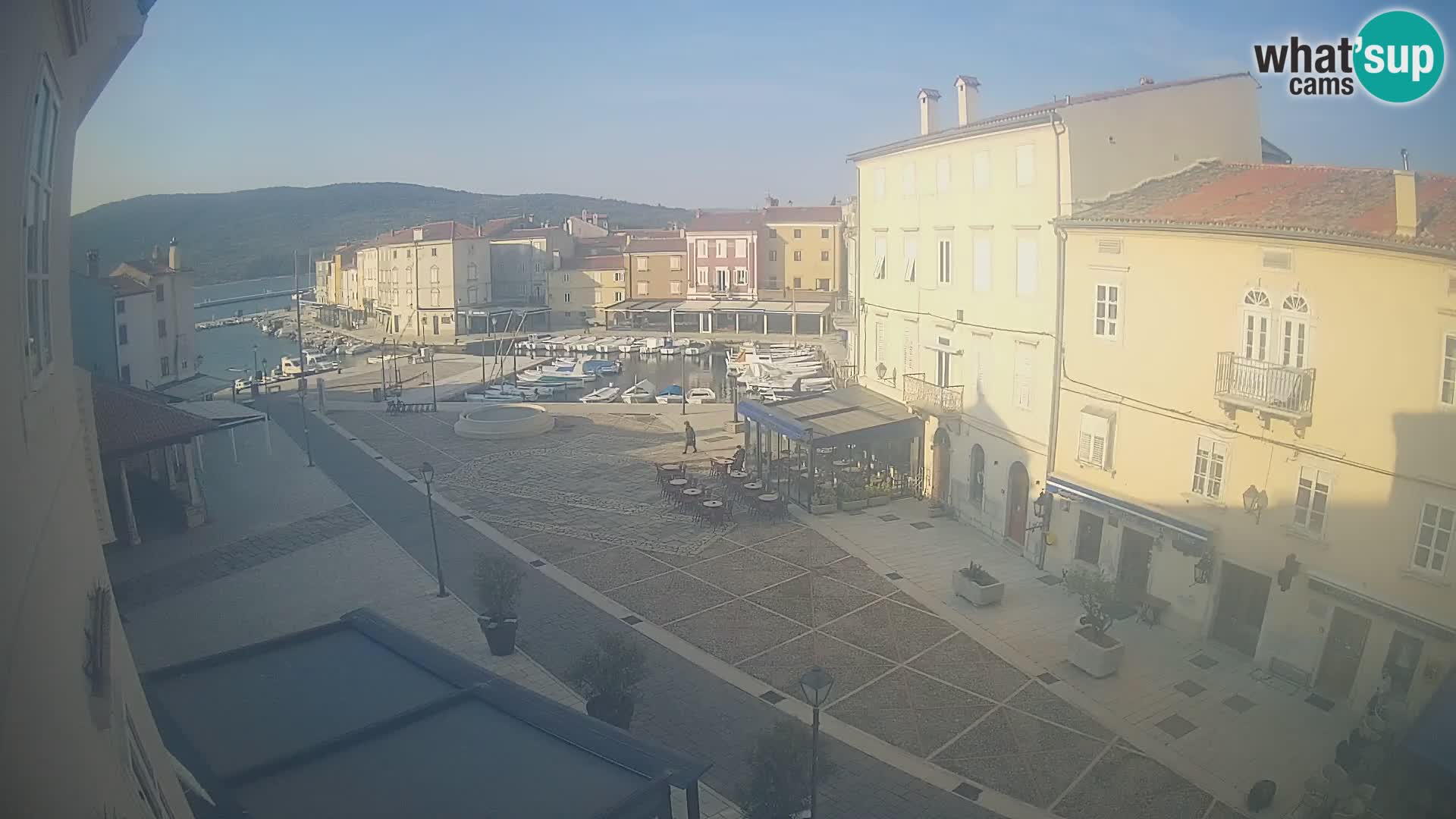 Web kamera Grad Cres – glavni trg i “mandrač” – otok Cres