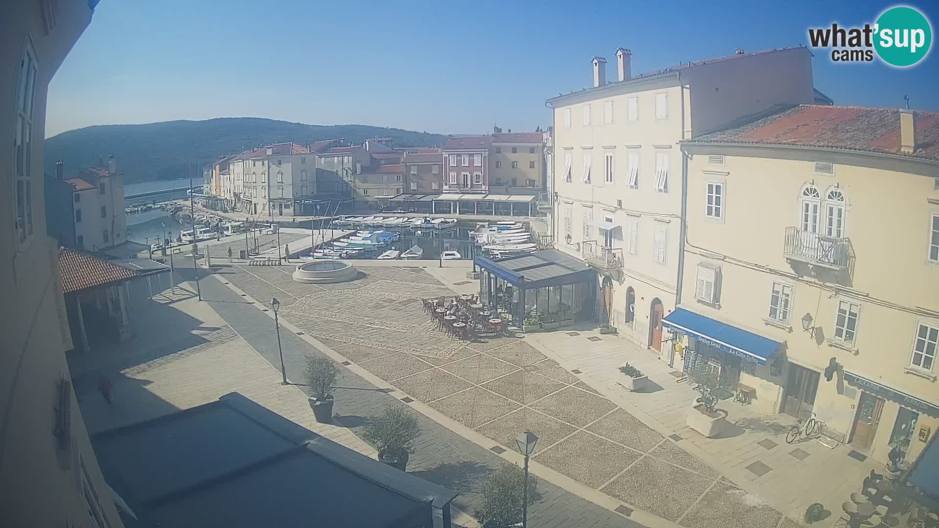 Web kamera Grad Cres – glavni trg i “mandrač” – otok Cres