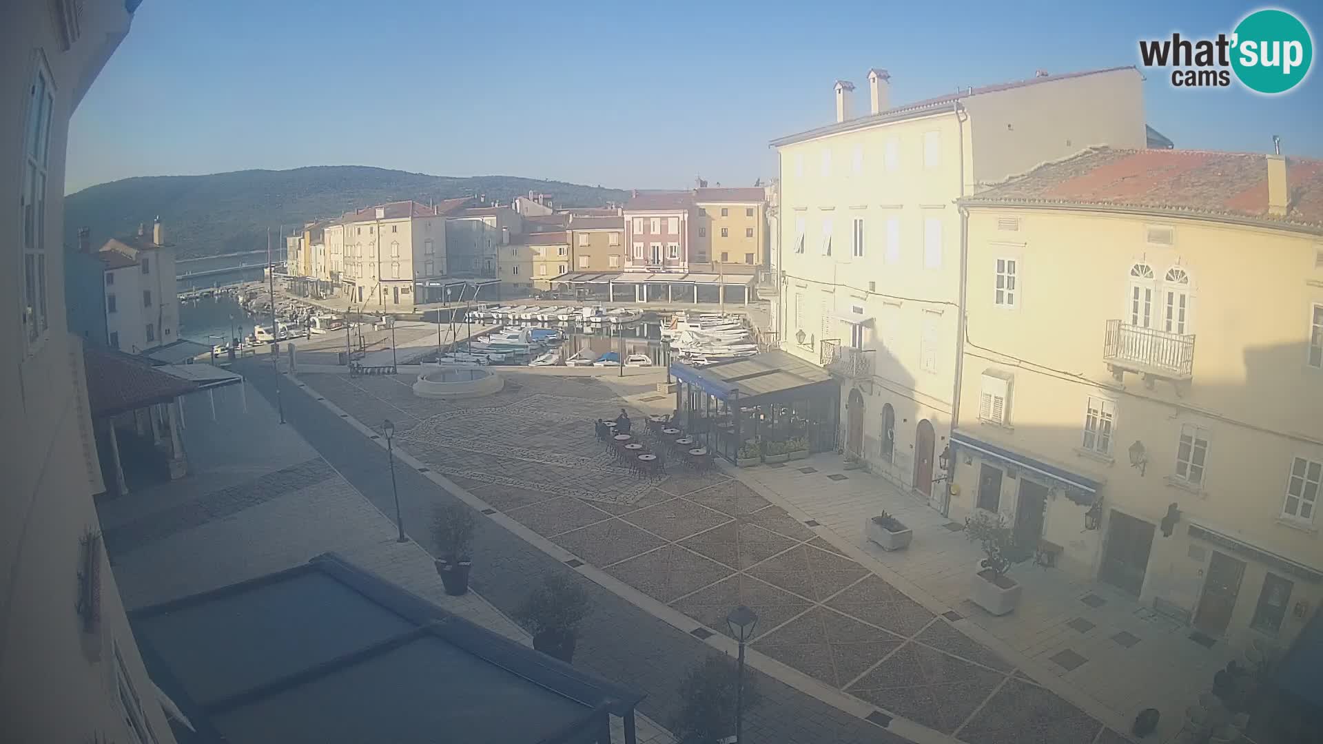 Kamera v ŽIVO Cres mesto – glavni trg in “mandrač” – otok Cres – Hrvaška