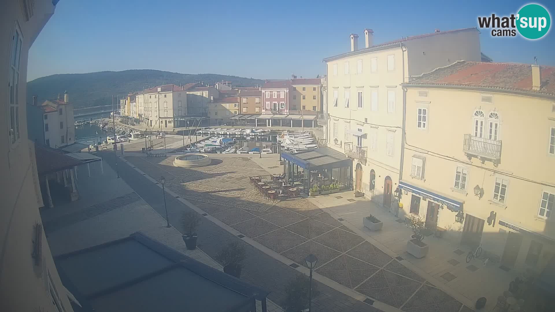 V ŽIVO spletna kamera Cres mesto – glavni trg in “mandrač” – otok Cres – Hrvaška