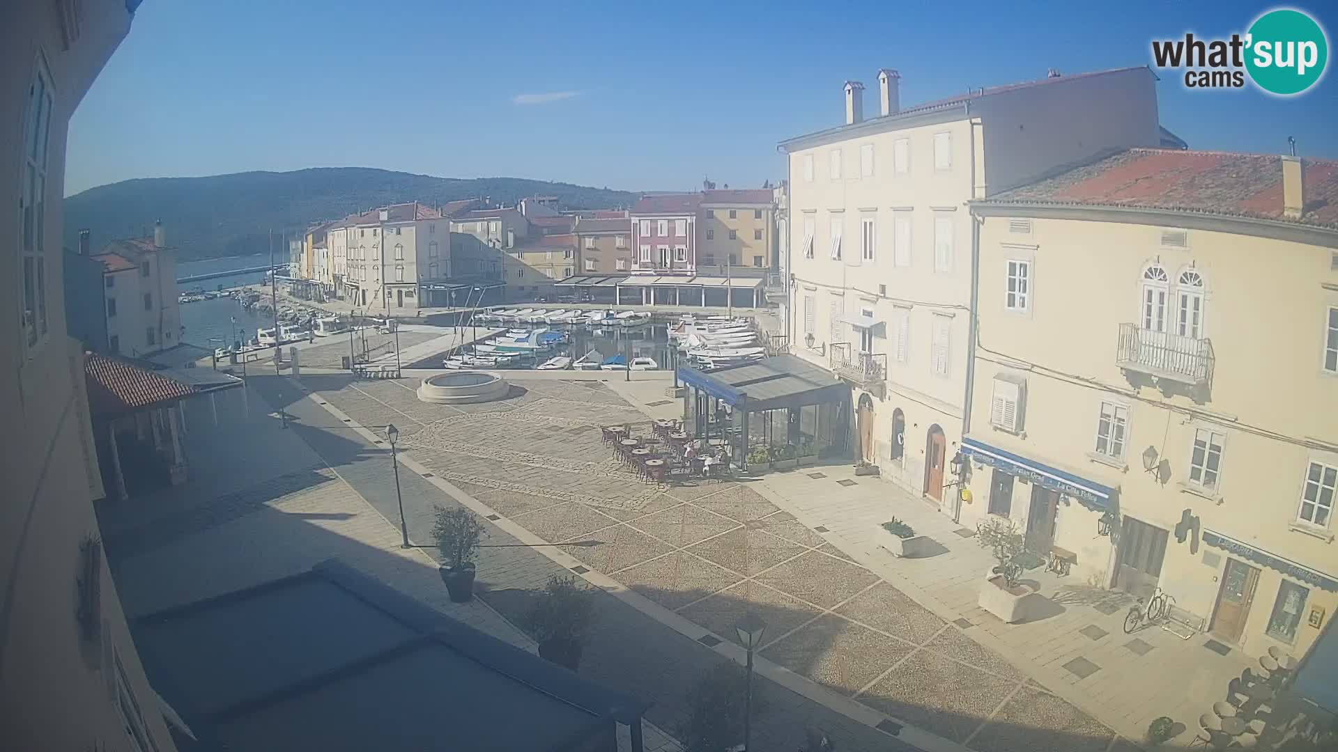 Cámara en vivo ciudad de Cres – plaza principal y “mandrač” – isla de Cres – Croacia