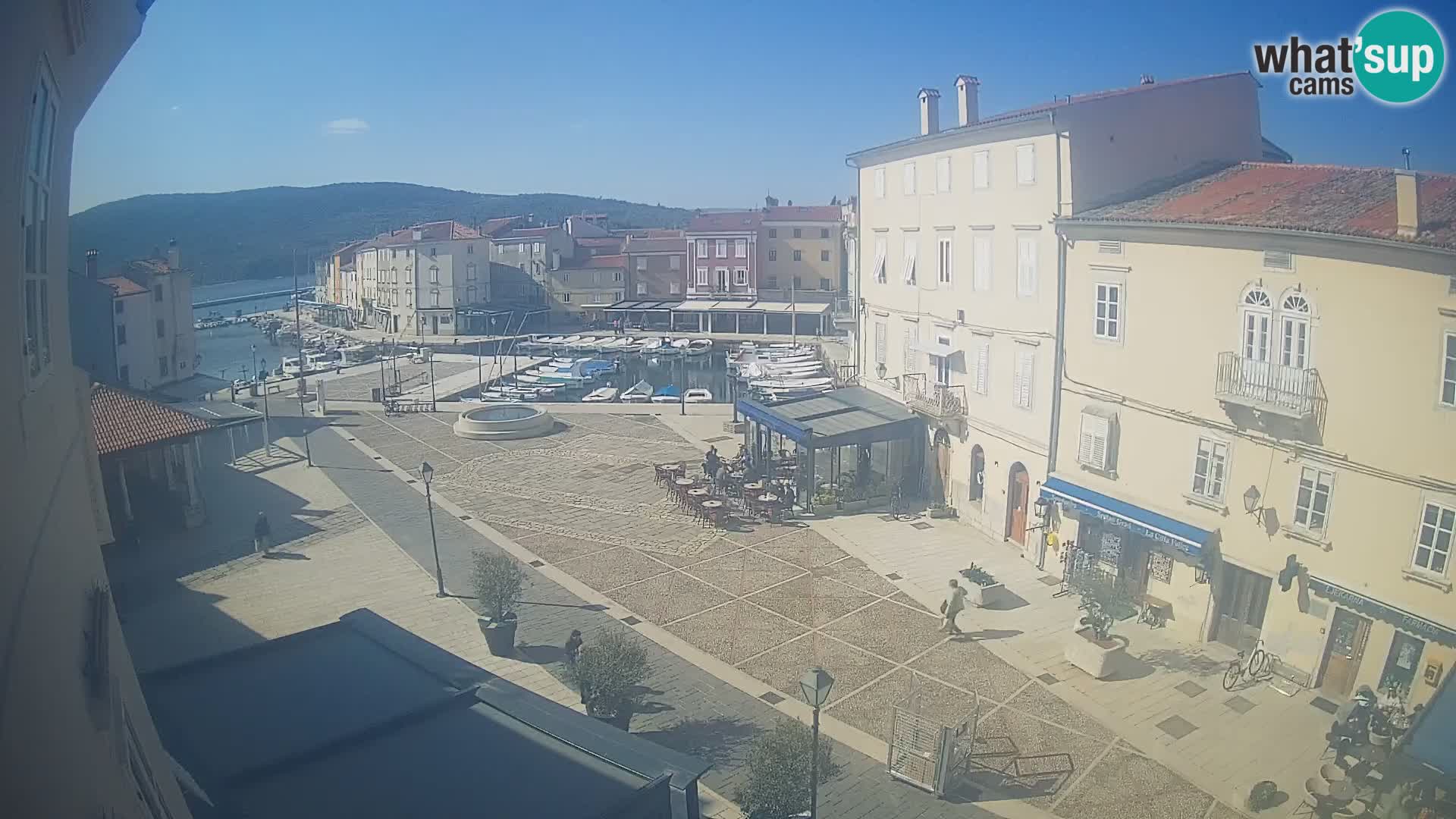 Web kamera Grad Cres – glavni trg i “mandrač” – otok Cres